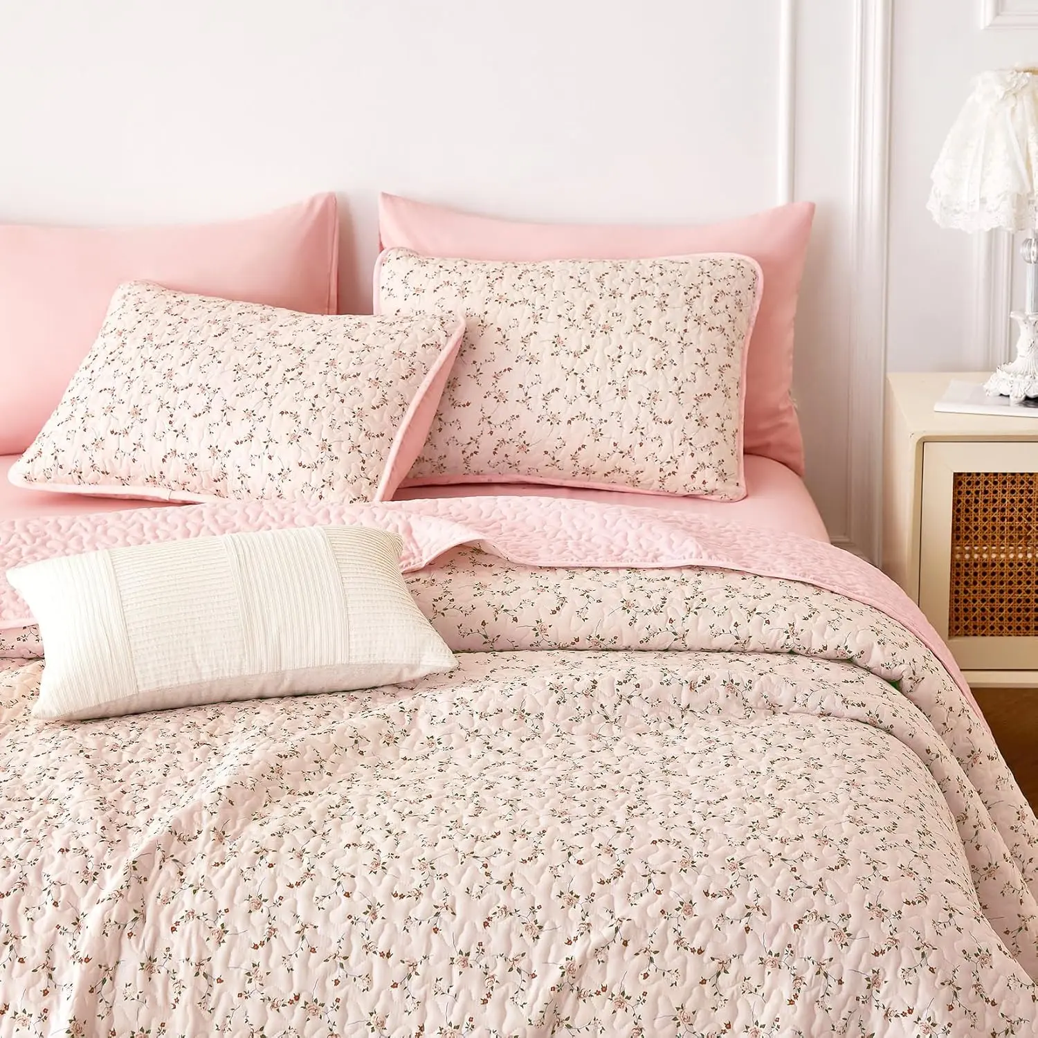 Queen/Full Size 3-Piece Reversible Lightweight Quilt Bedding Set - Coquette Cottagecore Tiny Flowers Floral Coverlet, Blush Pink, for Teen Girls, Dorm Room Decor, Comforter Queen Size, Pillow Sham, Machine Wash, 3 Layer Stitches