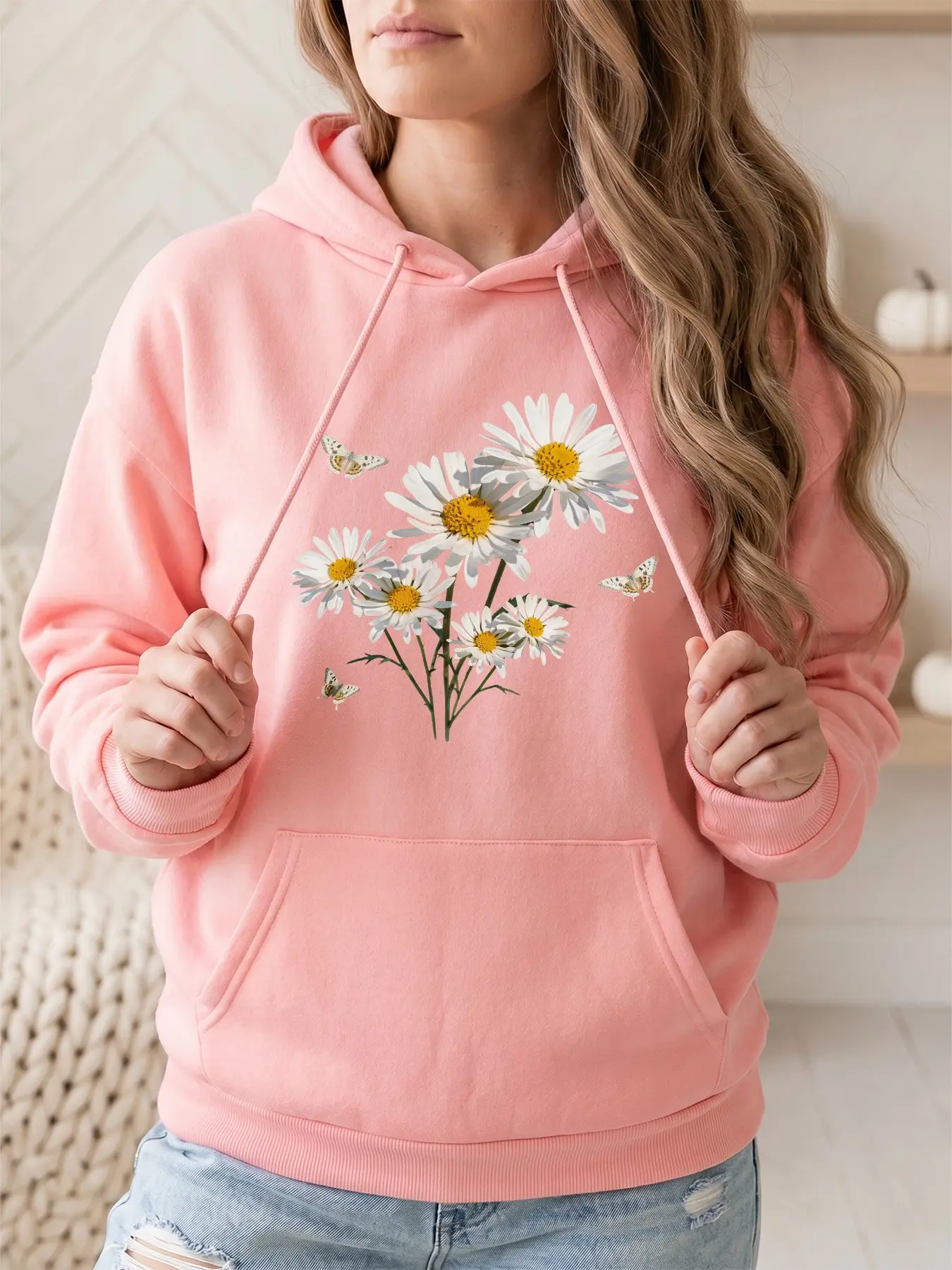 Women's fashionable t-shirt with butterfly and daisy pattern print on the pocket of the kangaroo style, long-sleeved women's sweatshirt for sportswear, suitable for daily casual outings and party wear in autumn and winter.