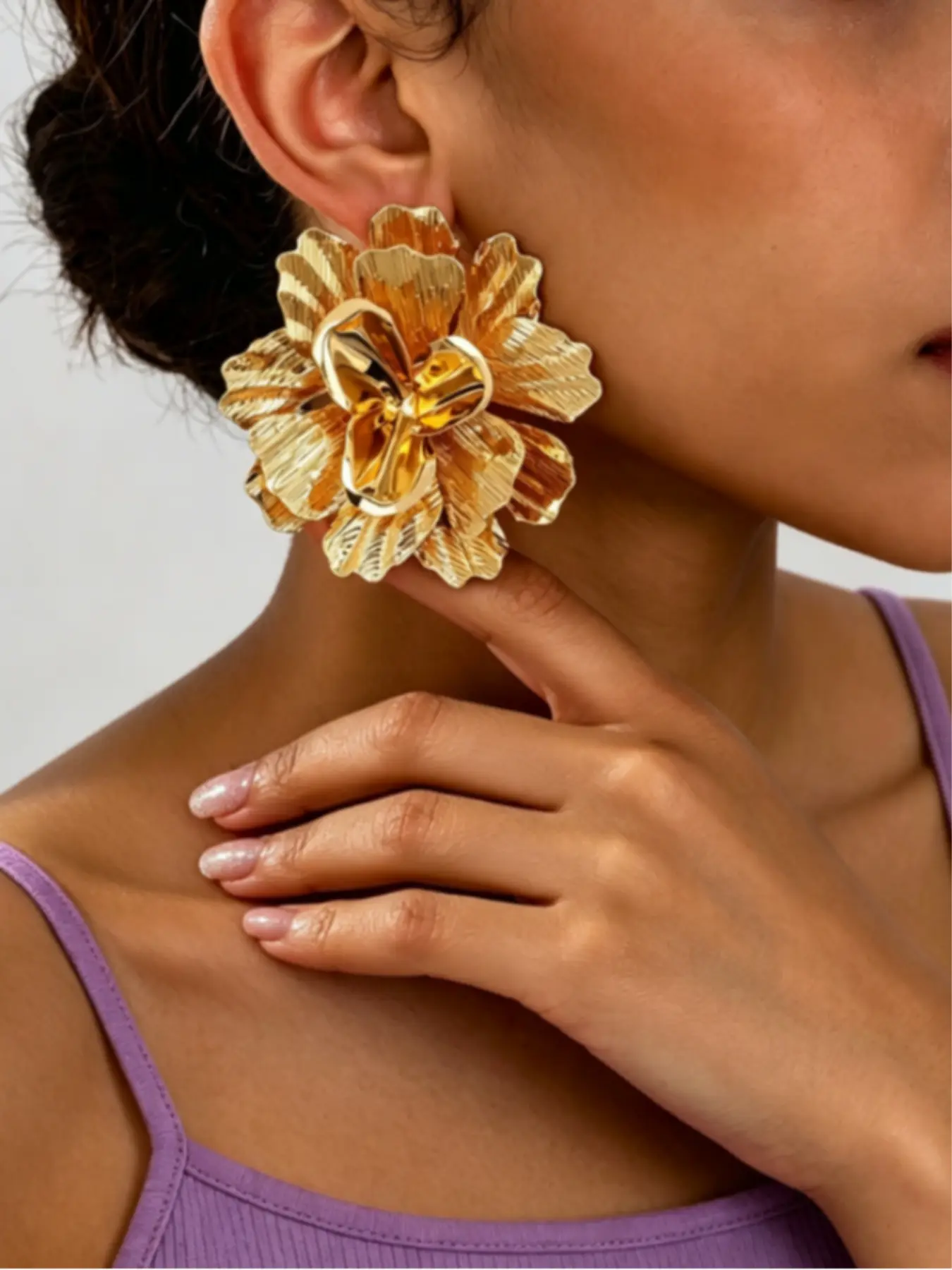 Vintage 3D Large Gold Metal Flower Dangle Earrings for Women, Oversized Statement Floral Drop Earrings, Elegant Jewelry for Wedding Party Holiday Daily Wear, Chunky Statement Earrings