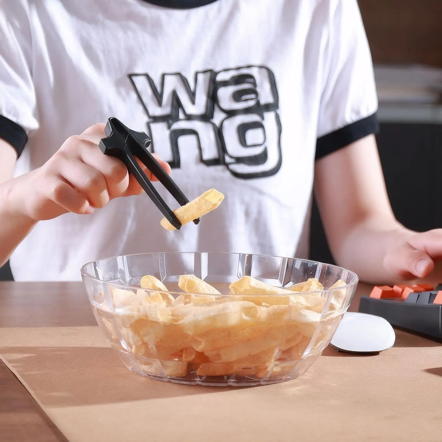 2 Pcs Finger Chopsticks for Gamers, Snack Grabber Clamps, U-Shaped Stand, Reusable Plastic Forks, Dishwasher Safe, Party Supplies