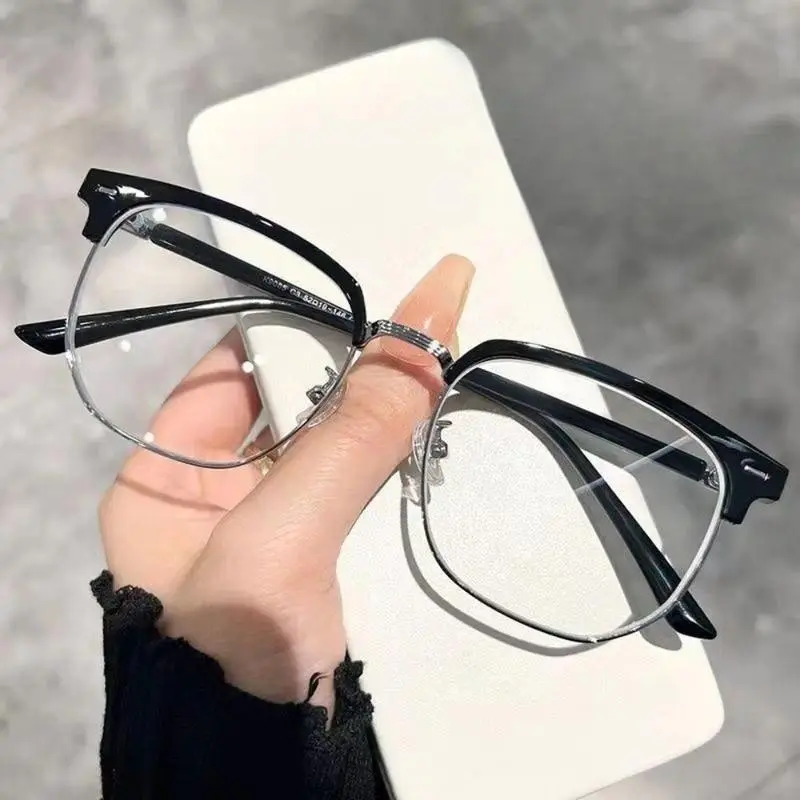 Photochromic Anti-Radiation Glasses for Men & Women, Vintage Eyebrow Frame, Fashion Eyewear with UV Protection, Trendy Glasses for Daily Use & Screen Time