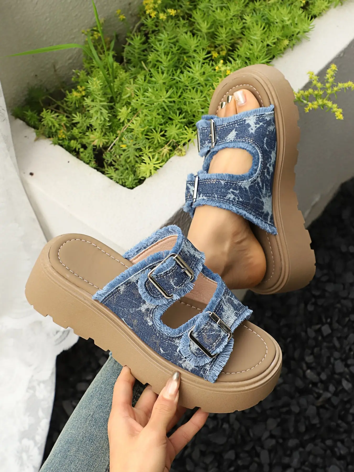 Women Star Print Frayed Denim Dual Adjustable Buckle Lug Sole Platform Slide Sandals, Non Slip Cushioned Open Toe Chunky Slides, Y2K Streetwear Daily Summer Casual Footwear, 1 Color Blue Denim