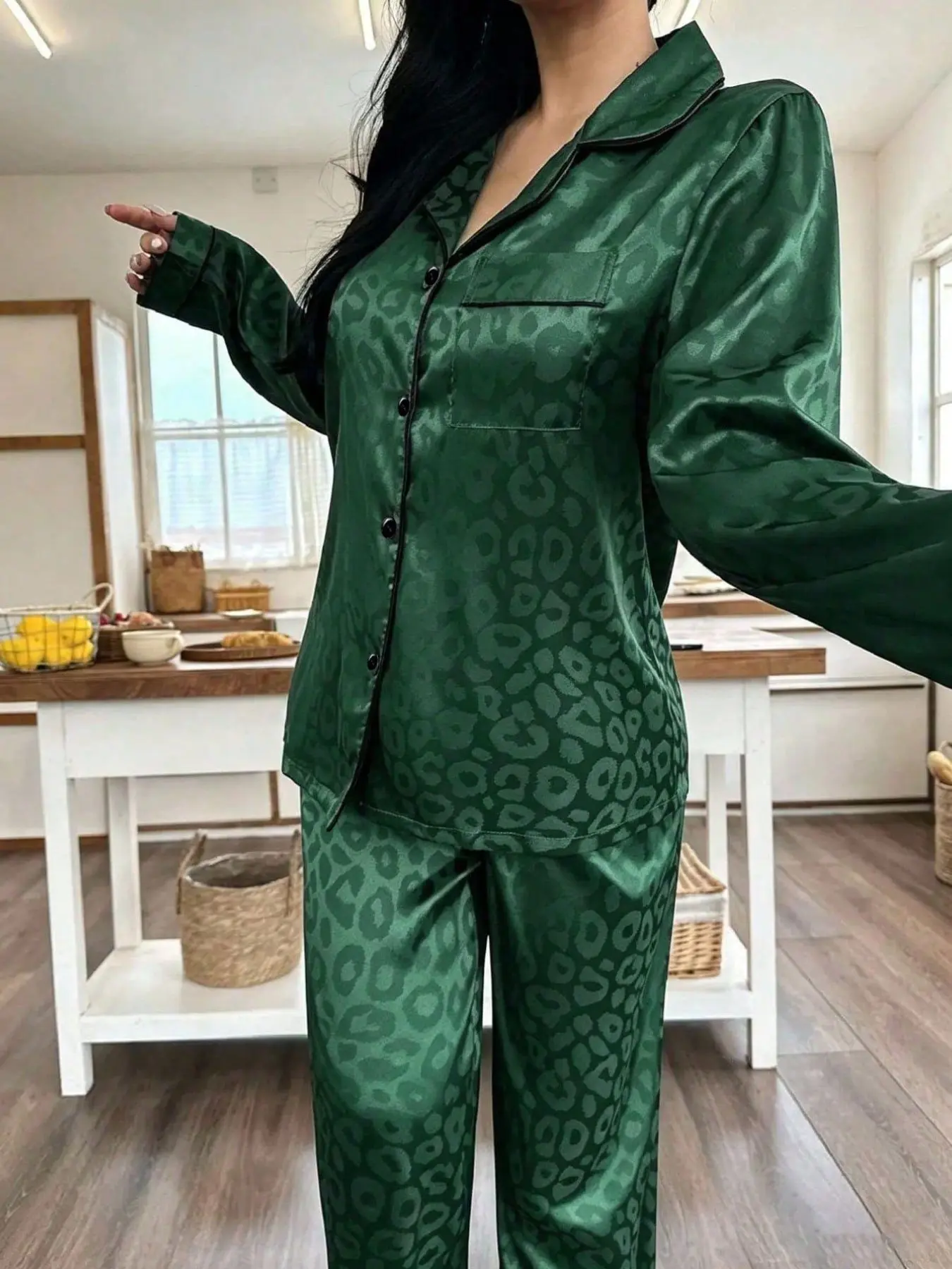 Women's New Leopard Print Pajama Set, Fashion Ice Silk Long Sleeve and Pants, Casual Slim-Fitting Home Wear, Fall & Winter