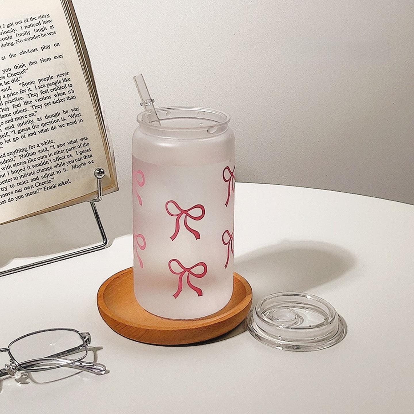 1PC Bow Printed Water Cup with Lid and Straw, 16oz Jar Water Cup, Iced Coffee Cup for Tea, Juice, Milk, Birthday Gift for Office, Restaurant, Classroom, Picnic, Party, Valentine's Day and New Year, Drinkware