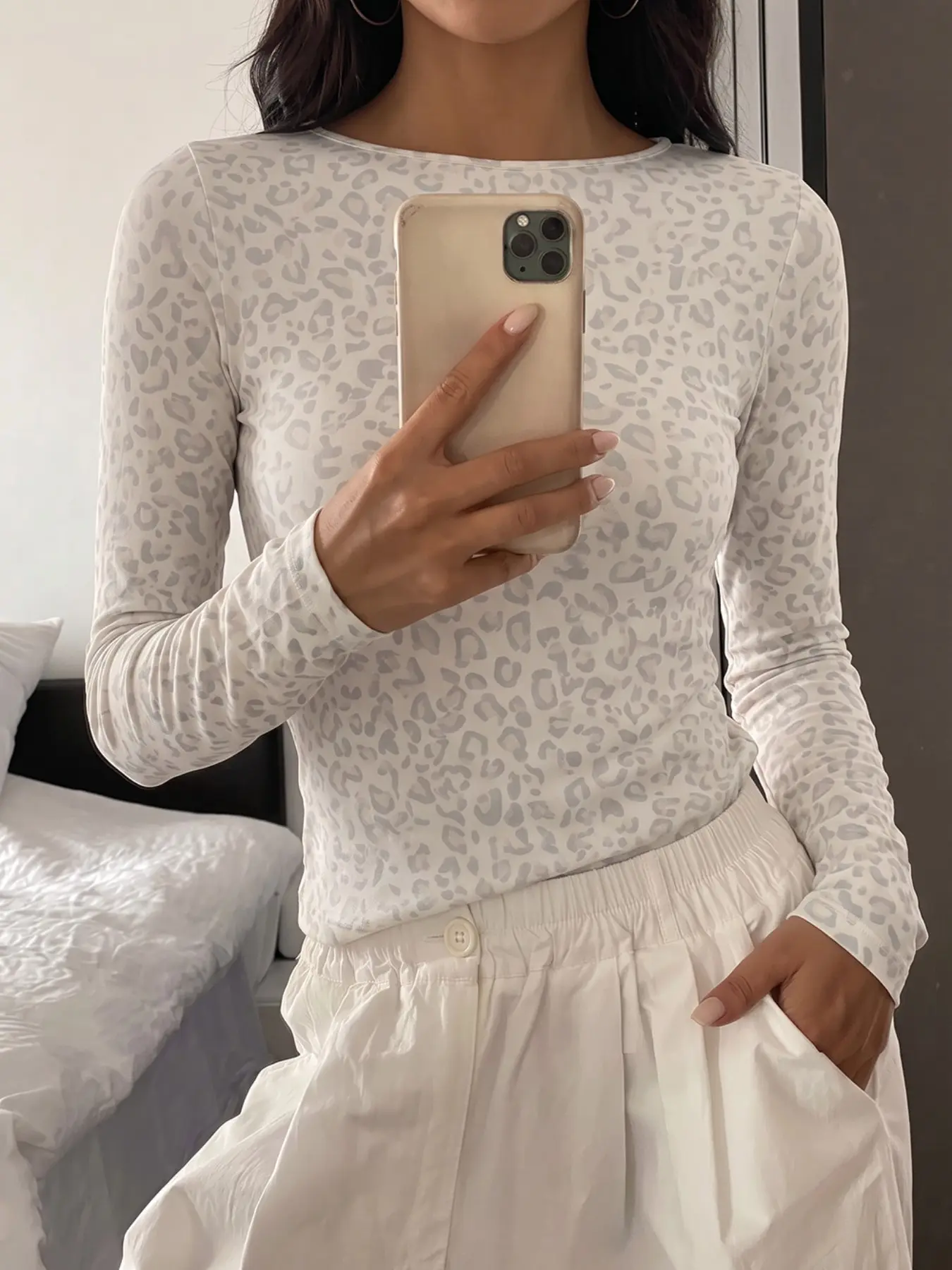 Women's Light Gray Soft Leopard Print Crew Neck Slim-Fit Regular Long-Sleeve Top, Versatile Basic Undershirt T-Shirt for Daily, Street, Campus, Dating, Afternoon Tea, Layering and Outdoor Wear in Autumn and Winter