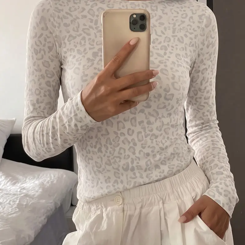 Women's Light Gray Soft Leopard Print Crew Neck Slim-Fit Long-Sleeve Top for Autumn & Winter, Versatile Basic Casual T-Shirt for Campus, Dating, Layering and Outdoor Wear