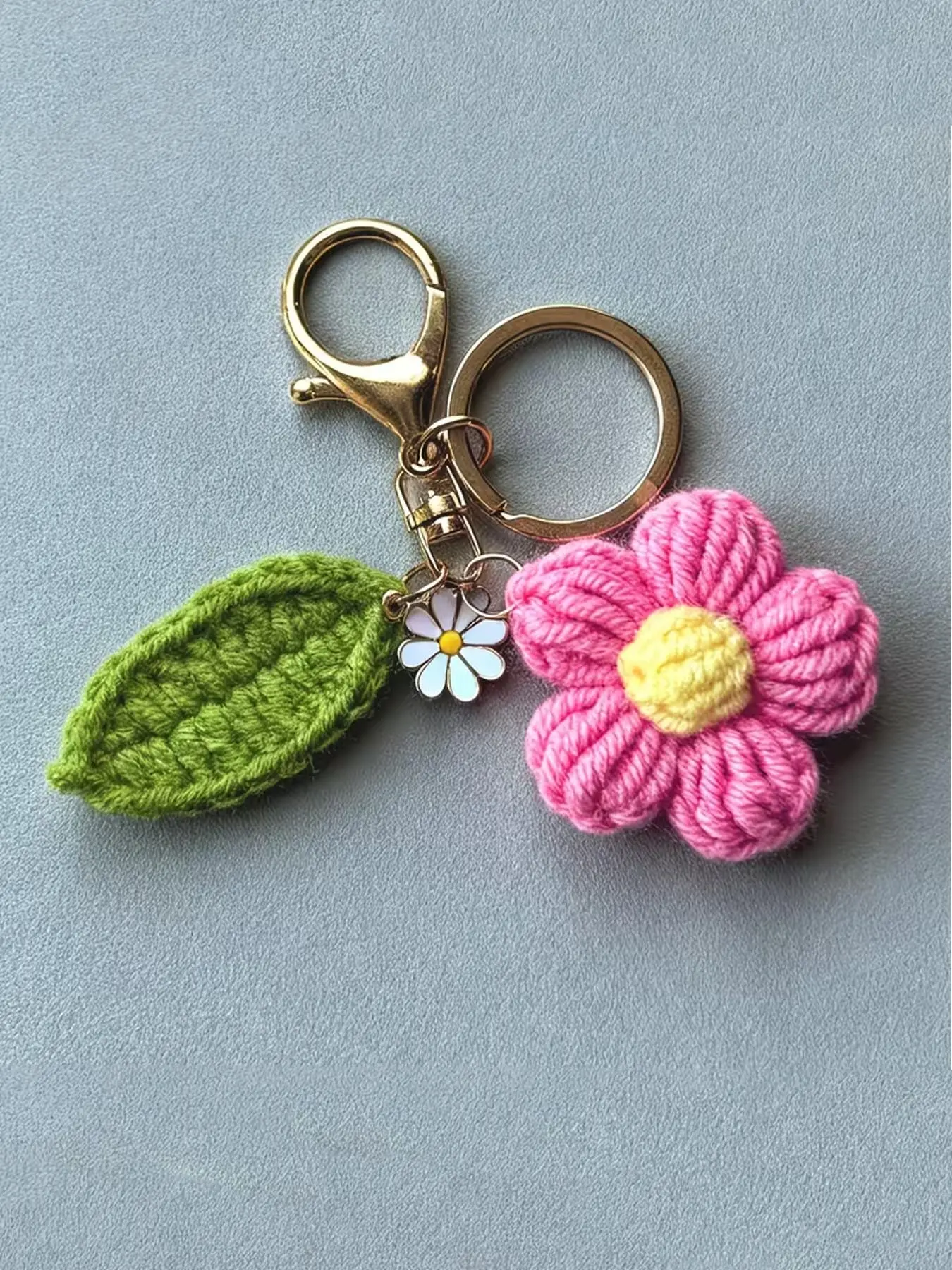 1pc Handmade Crocheted Pink Small Flower Keychain Accessory Cute Yarn Green Leaf Pendant, Paired With Mini Daisy Accessories, Bag And Backpack Hanging Accessories Are Niche And Versatile, Suitable For Daily Use As Gifts And Kept As Girlish Accessories