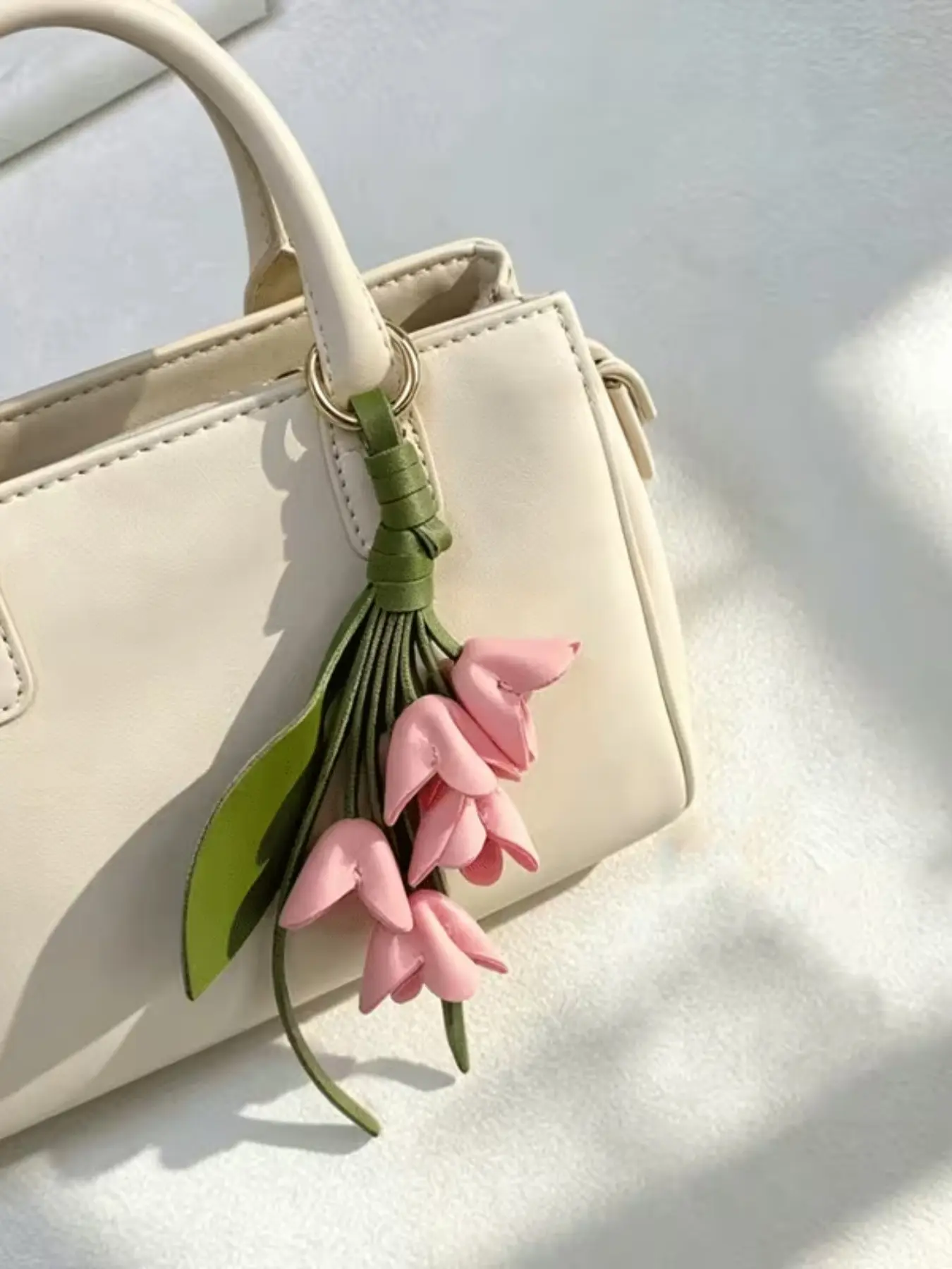 Handmade PU Leather Bell Orchid Keychain Pendant Creative Keychain, Gentle and Happy Three-dimensional Bell Orchid Versatile Bag Decoration, Simple and High-end Decorative Keychain, Suitable for Wedding Souvenirs, Daily Beautiful Blessing Gifts