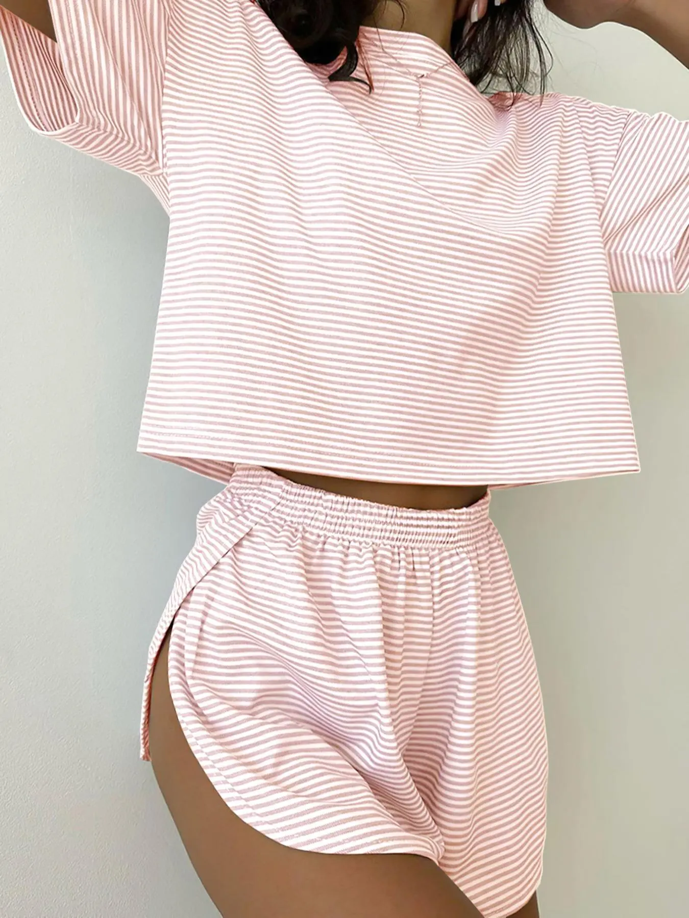 Women's summer 2-piece striped casual set: short-sleeved top, Cropped top and slit shorts, made from soft, skin-friendly fabric. Available in various styles, suitable for all seasons, perfect for both lounging at home and going out Outfit