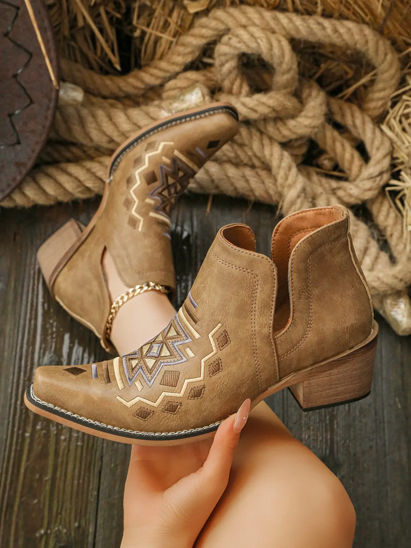 Ethnic Geometric Embroidered Western Short Boots Footwear Boot Low Top Boots, Side V Cutout Design, PU Leather, Rubber Sole, Fashion Flat Shoes for All Seasons