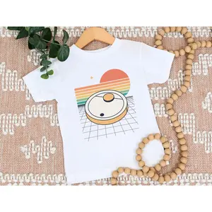 Kids' Retro Short-Sleeve Graphic T-Shirt with Letters - Cute Robot Vacuum Design, 10-11 Years, Toddler Sunset Vacuum Cleaner Top, Gift for Cleaning-Obsessed Children