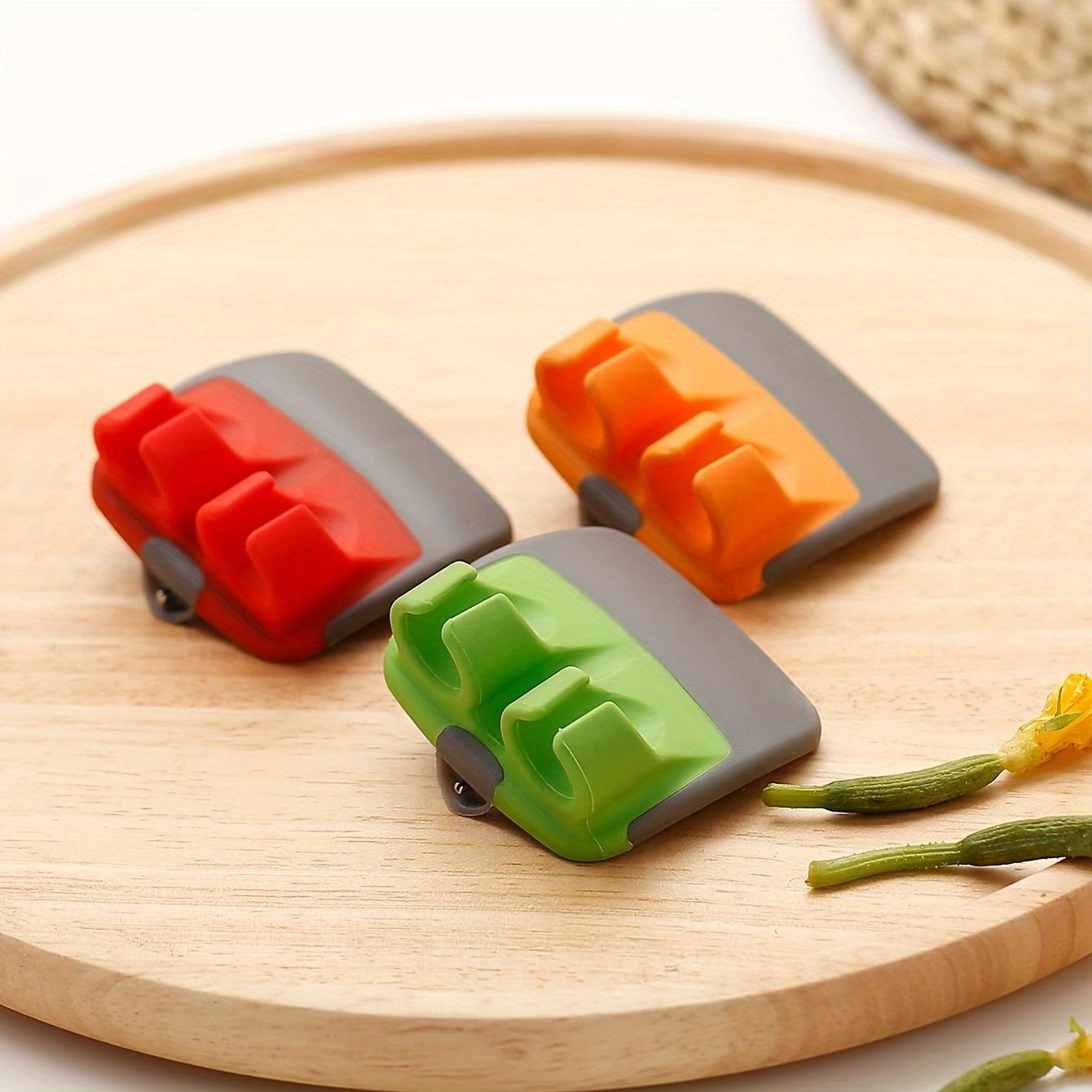 2 Vegetable Peelers | Comfortable Grip, Non-Slip Rubber Rings, Stainless Steel and Durable Thermoplastic Rubber, Uncharged, Safe, Ideal for Carrots and Pumpkins, Perfect for Christmas and Halloween Gifts