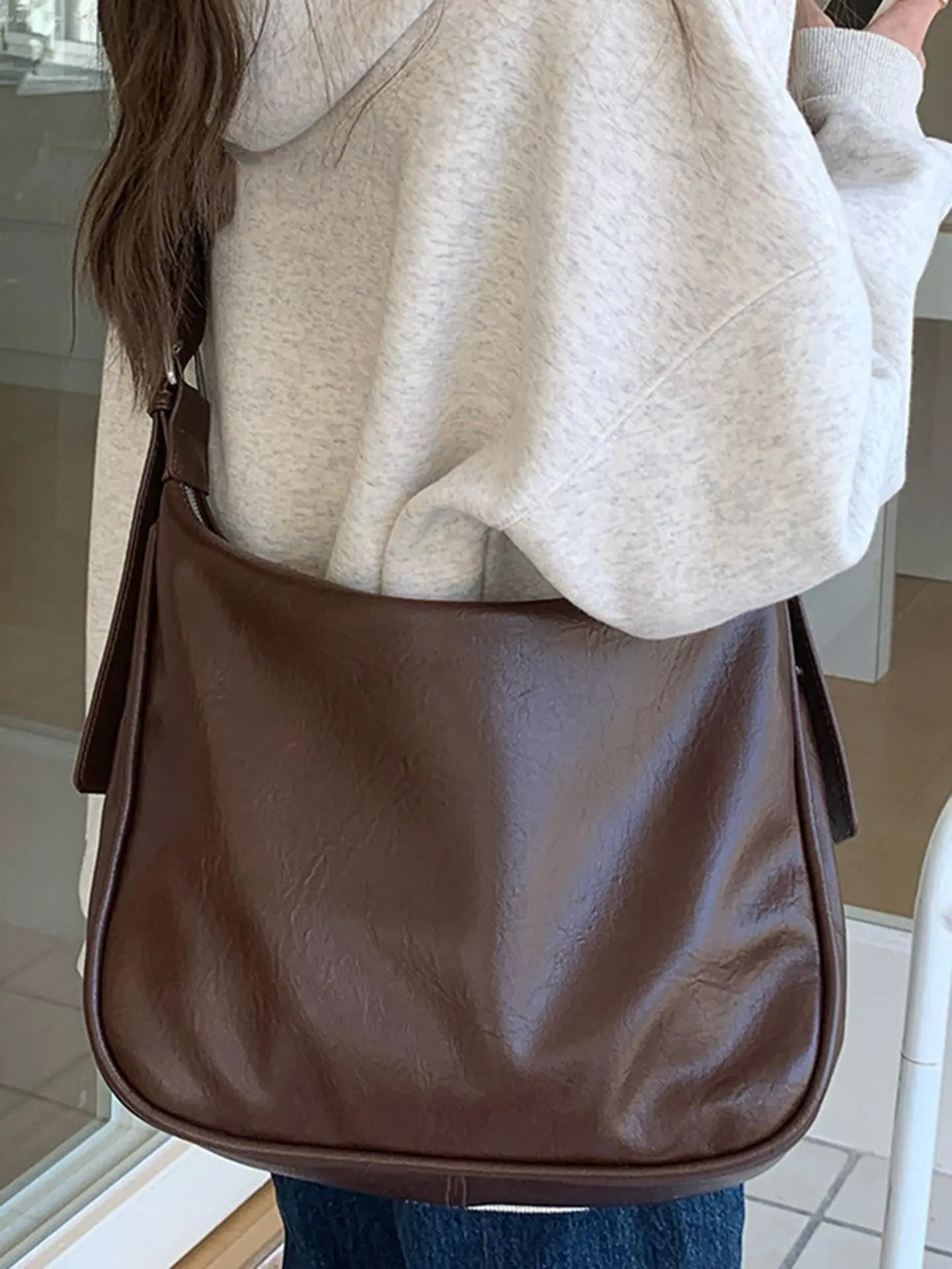Fashionable vintage brown-tone soft leather shoulder bag, with a large capacity design for stress-free long straps, Casual commuter bag, perfect for commuting, shopping, traveling, parties, and easy to carry for stylish women as a crossbody bag.