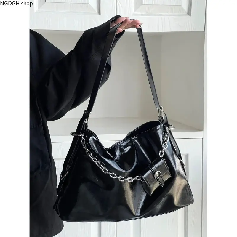 MetallicSilverBlackShinyHoboBag,GrungeAestheticTikTokHotChainShoulderBag,DetachableMiniPurseAccessory,OversizedSlouchyLeatherCrossbody,SpaciousStorage,PerfectforStreetStyleNightOutCasualDailyOuting