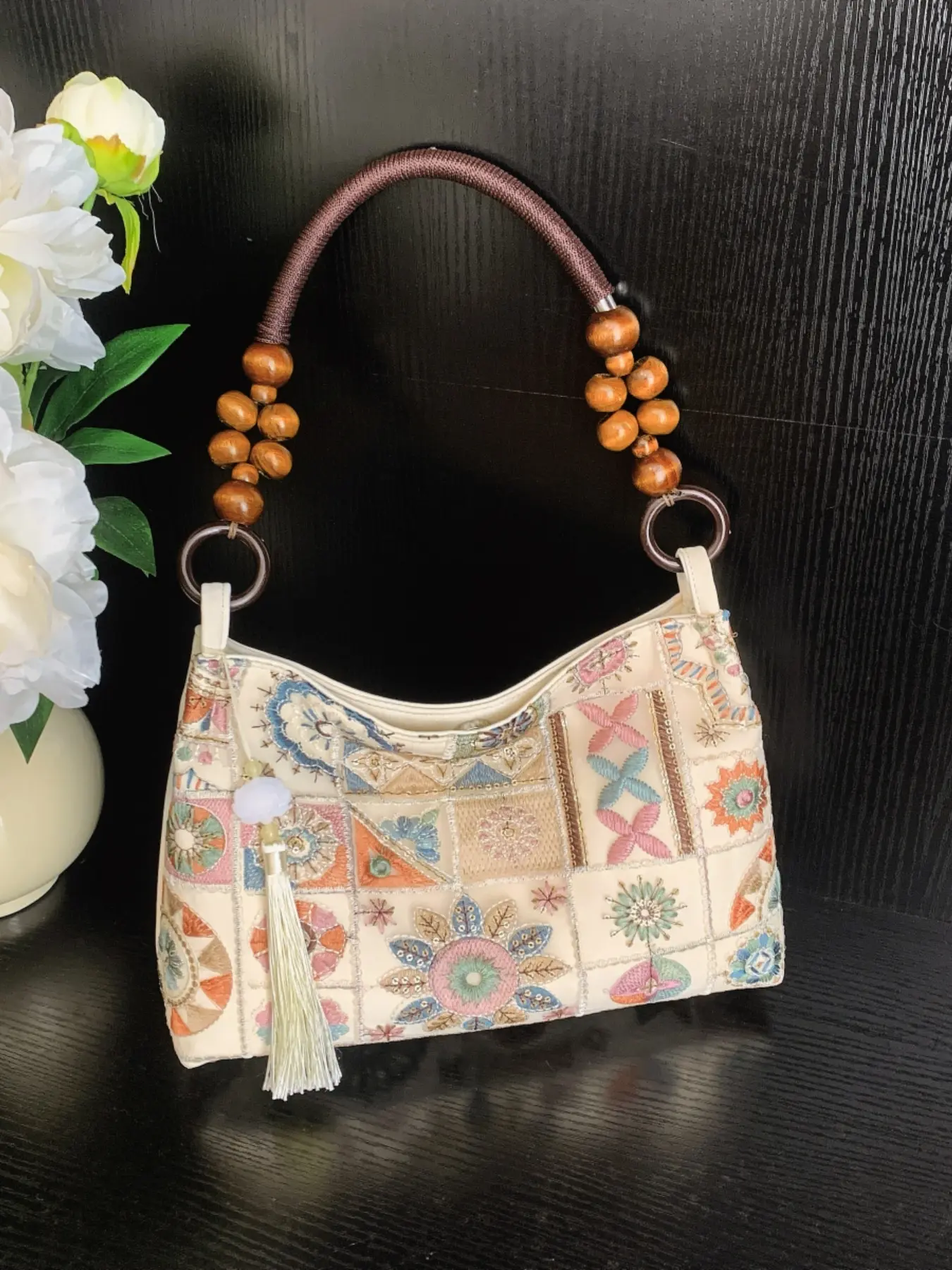 Vintage color-block embroidered ethnic-style elegant embellished shoulder bag, paired with wooden bead handles and tassel decorations, cute and fashionable ladies' handbag, Fashion Patterned Bag.