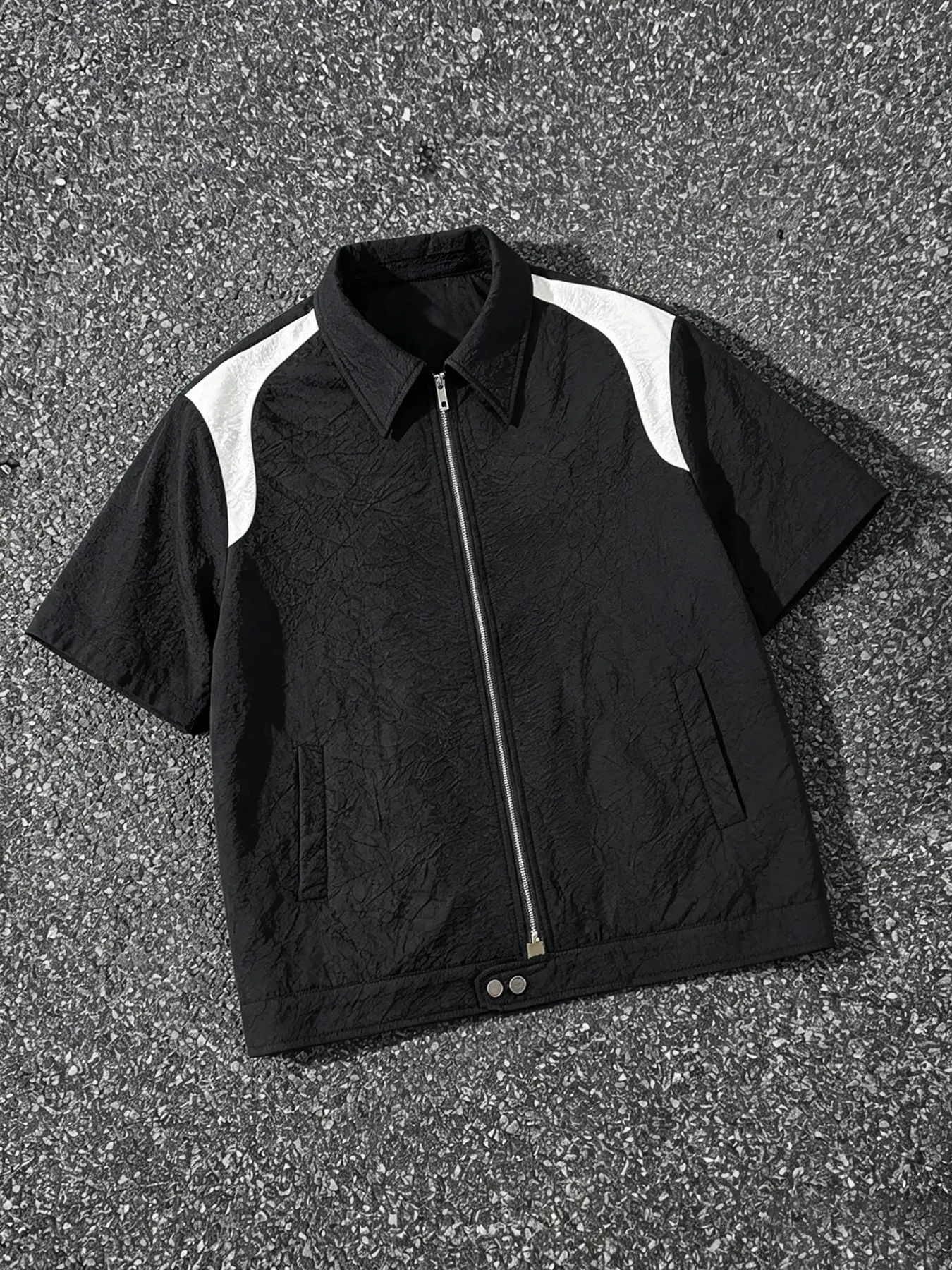 Unisex casual short-sleeve, zip-up shirt-style jacket for teens; a cropped, black-and-white color-block outerwear piece featuring a collar—wrinkle-resistant, breathable, and stylish for everyday wear with a retro hip-hop vibe.