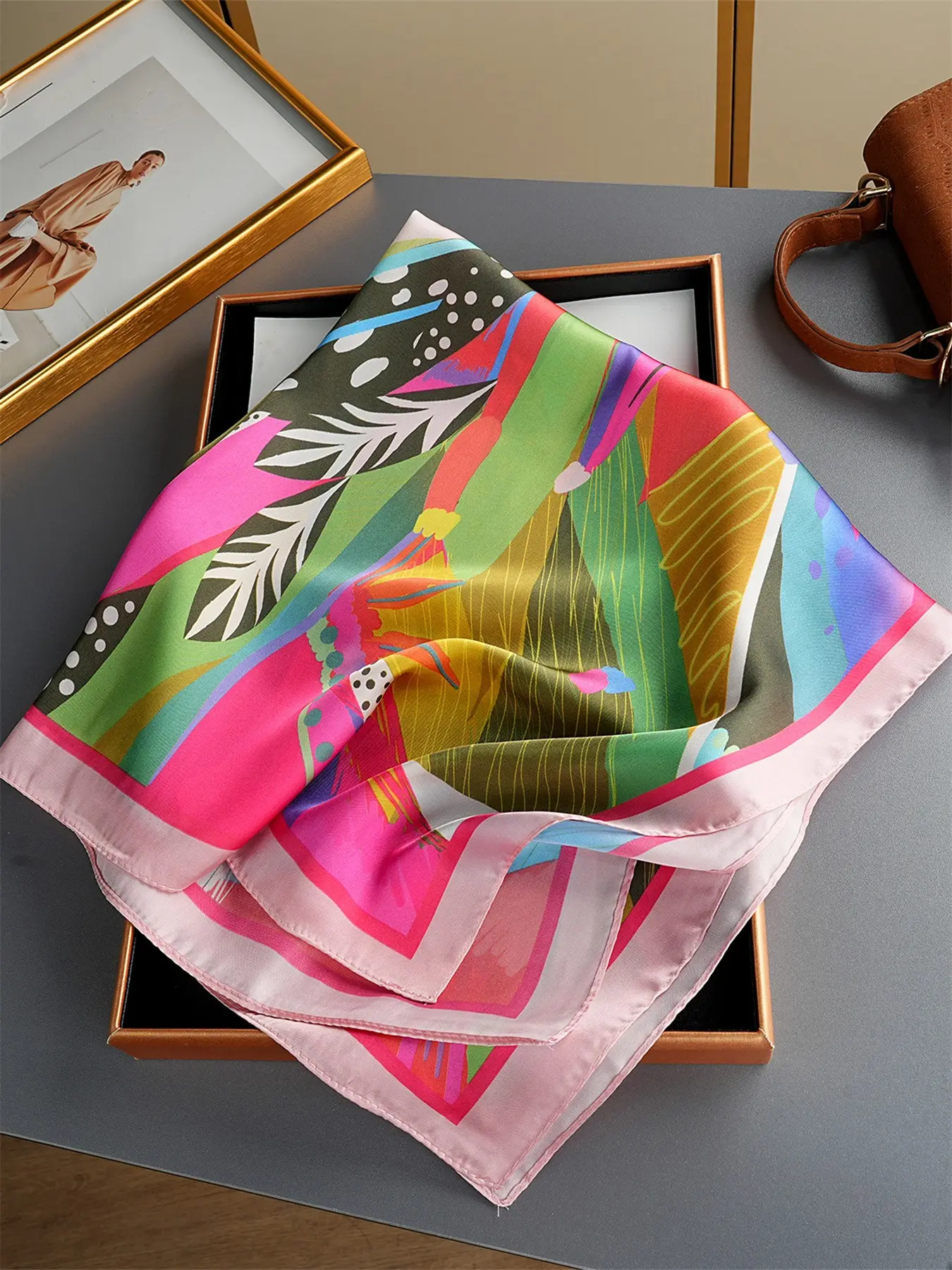 Trendy Floral Scarf 70x70cm, New Print Square Scarf, Luxury Silk Scarf, Four-Season Women's Shawl, Fashion 27.56inch Scarf, Casual Polyester