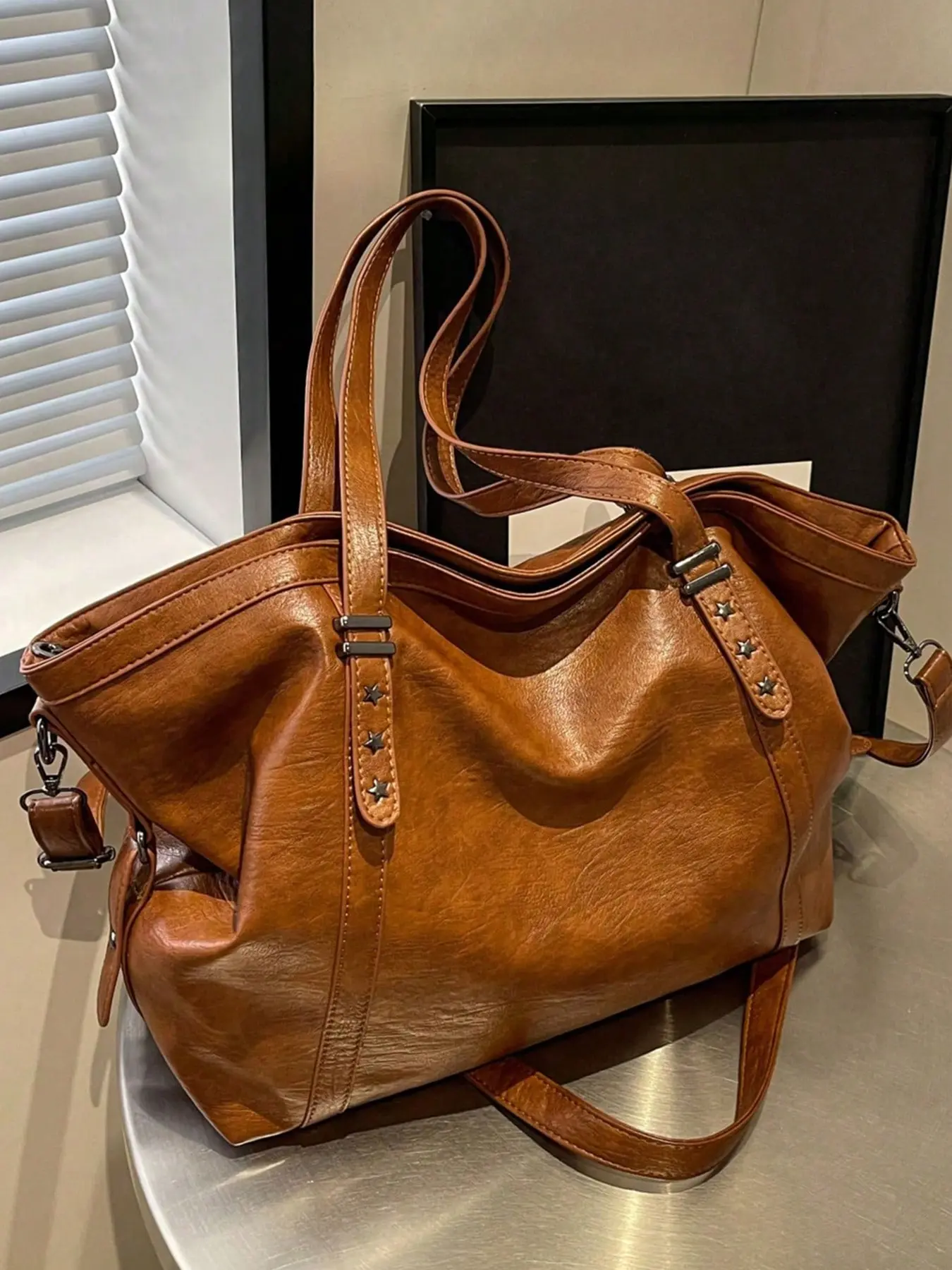 Elegant and luxurious texture simple and stylish tote bag, large capacity practical texture casual and relaxed one shoulder handbag, detachable shoulder strap design, Casual Crossbody, suitable for daily commuting and gatherings, Commuter Work Bag