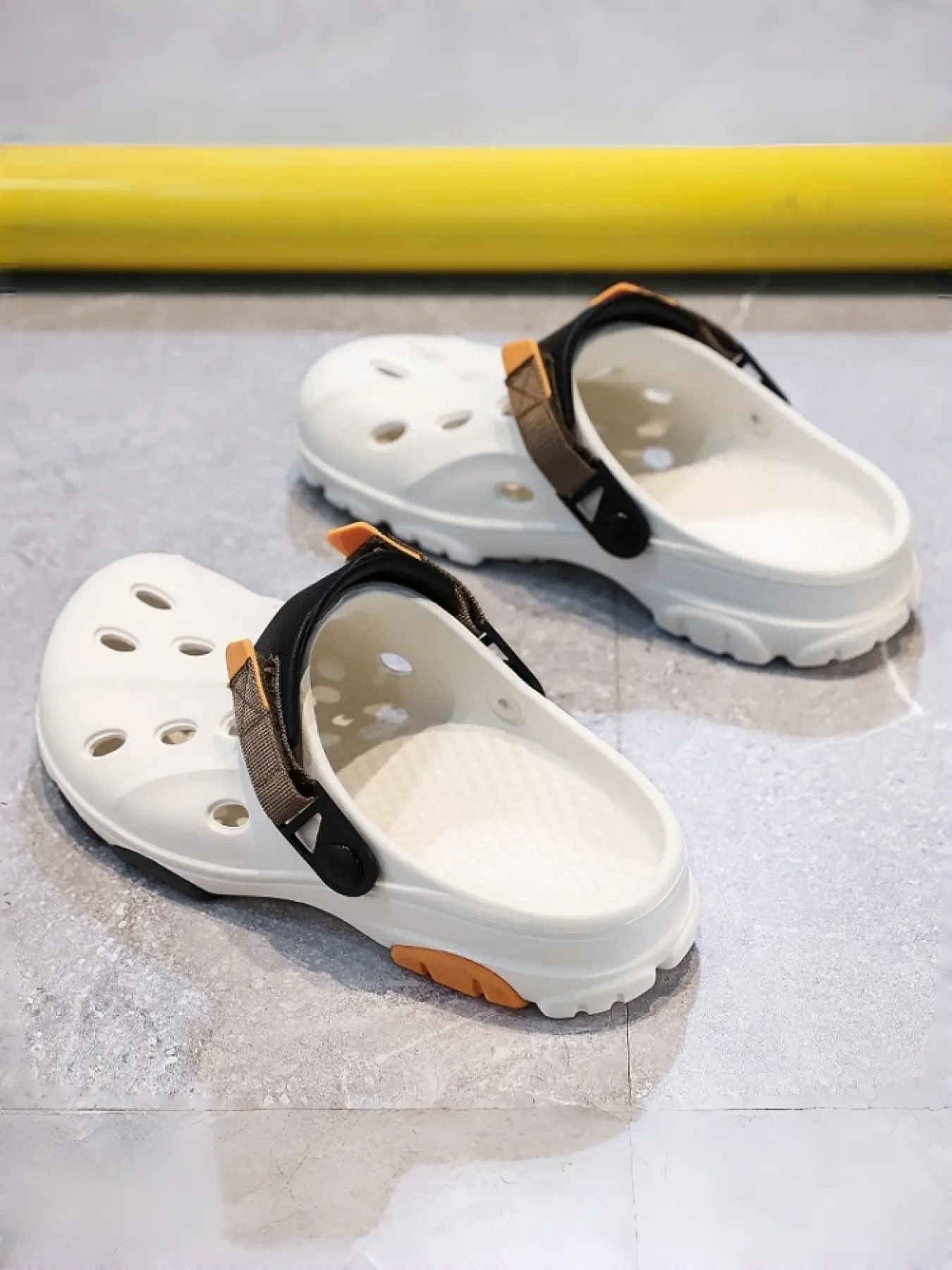 1 Pair 5-Color Couple Fashion Clogs Dual-use Soft Skin-friendly Color Block Stable Anti-slip Sole Size 36-46 Leisure & Errands - Dual-use design practical, flexible and easy to care