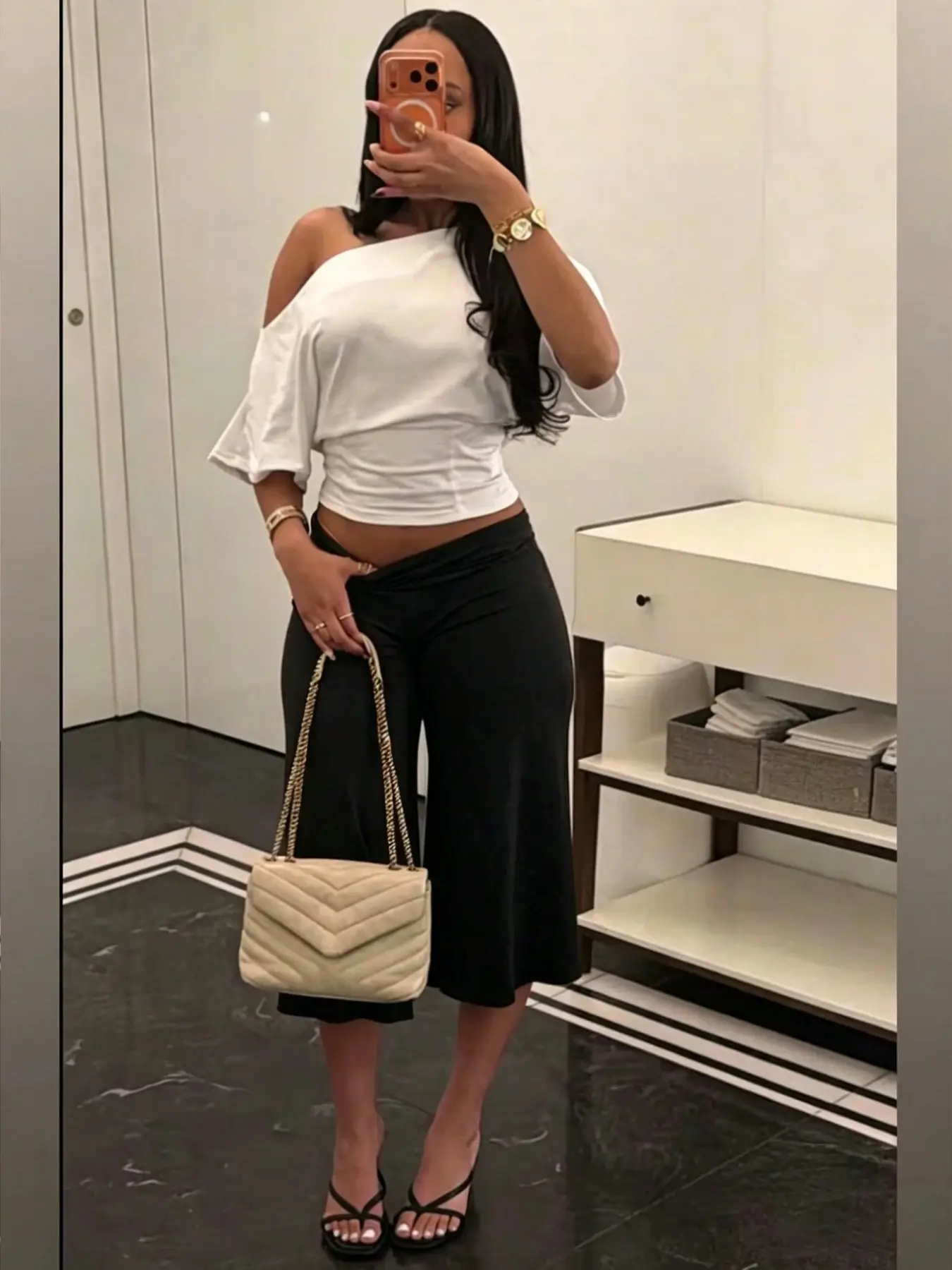 Women's fold-over black cropped wide-leg pants, made of soft and comfortable fabric, slim-fitting to show curves, friendly casual pants, suitable for everyday campus wear, coffee dates, summer beach strolls, and lazy relaxing at home.
