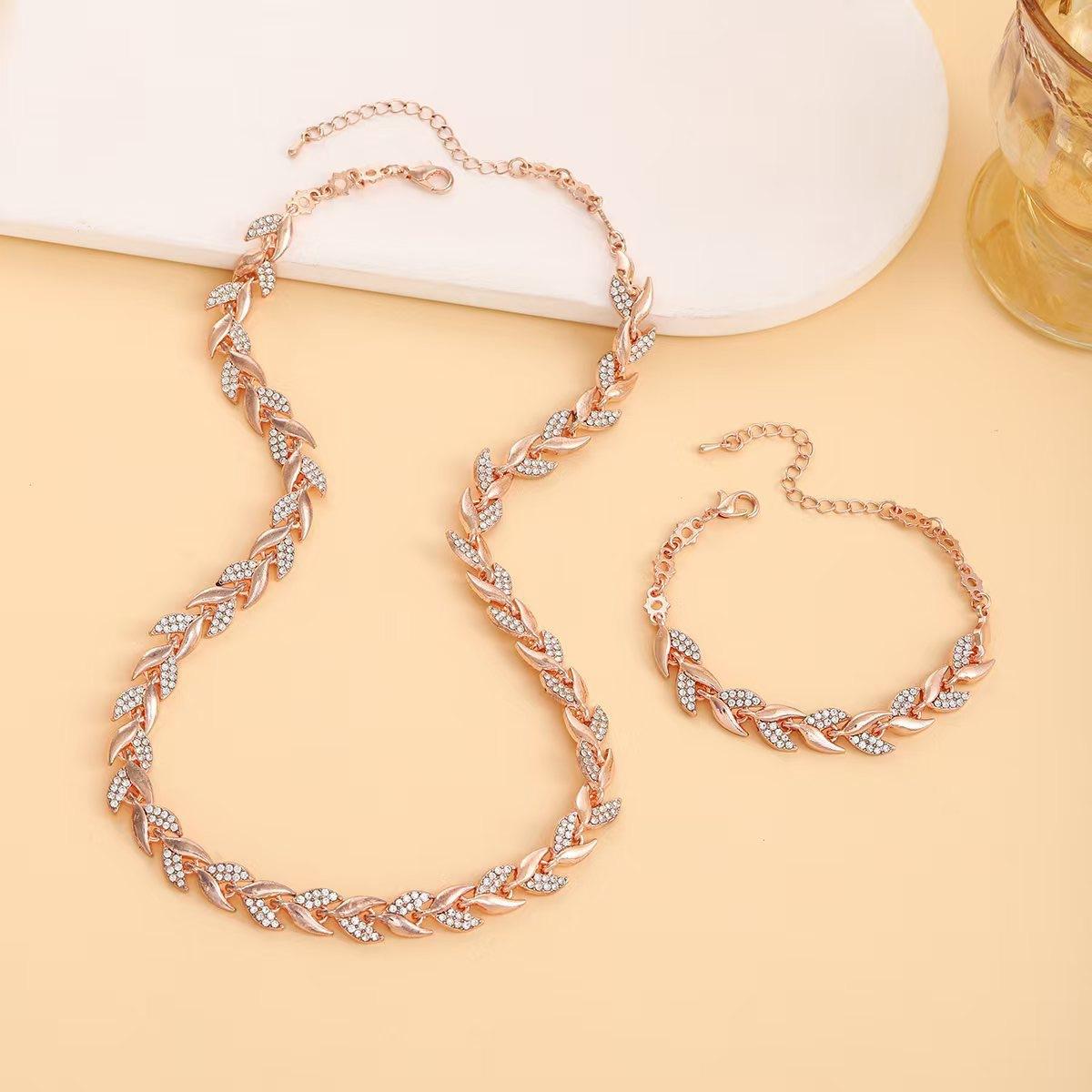 Adjustable Fish Tail Fashion Jewelry Set for Women, 1 Bracelet and 1 Necklace, Light Luxury Elegant Design with Glass Rhinestones for Banquet and Daily Wear