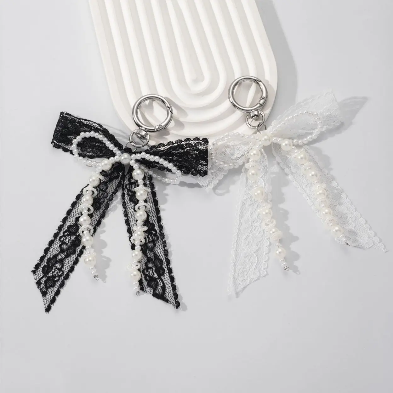 Women's Lace Faux Pearl Bow Bag Charm Keychain - Dainty Beaded Tassels Ribbon Bow Handbag Pendant, O Ring Clamp Spring Accessory, Lightweight Purse Decor for Daily Wear, Crossbody Backpack Ornament, Faux Pearls