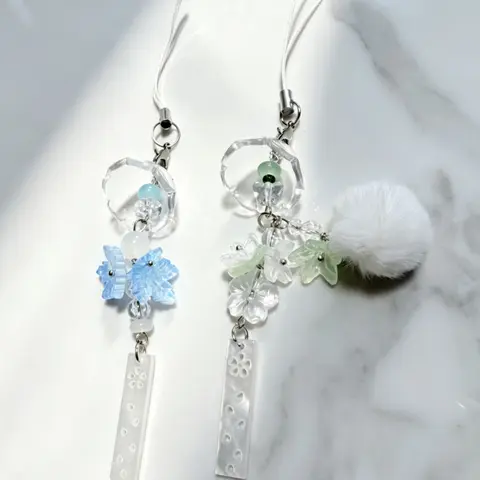 2pcs Fresh Jasmine Wind Chimes + Ice Maple Leaf Wind Chimes, Jellyfish Keychain Accessories, Keychain Duo, Phone Pendant, Flower & Fur Ball Decorations, Unique Design, Distinctive Look, Elegant, High Aesthetic Value