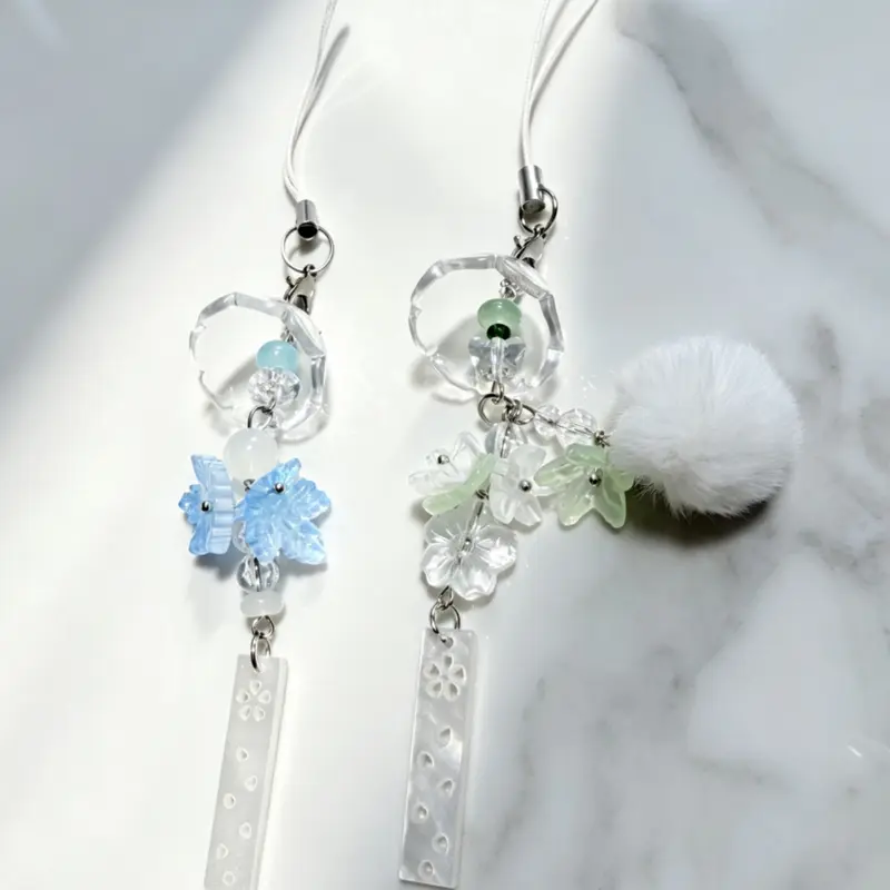 2pcs Fresh Jasmine Wind Chimes + Ice Maple Leaf Wind Chimes, Jellyfish Keychain Accessories, Keychain Duo, Phone Pendant, Flower & Fur Ball Decorations, Unique Design, Distinctive Look, Elegant, High Aesthetic Value