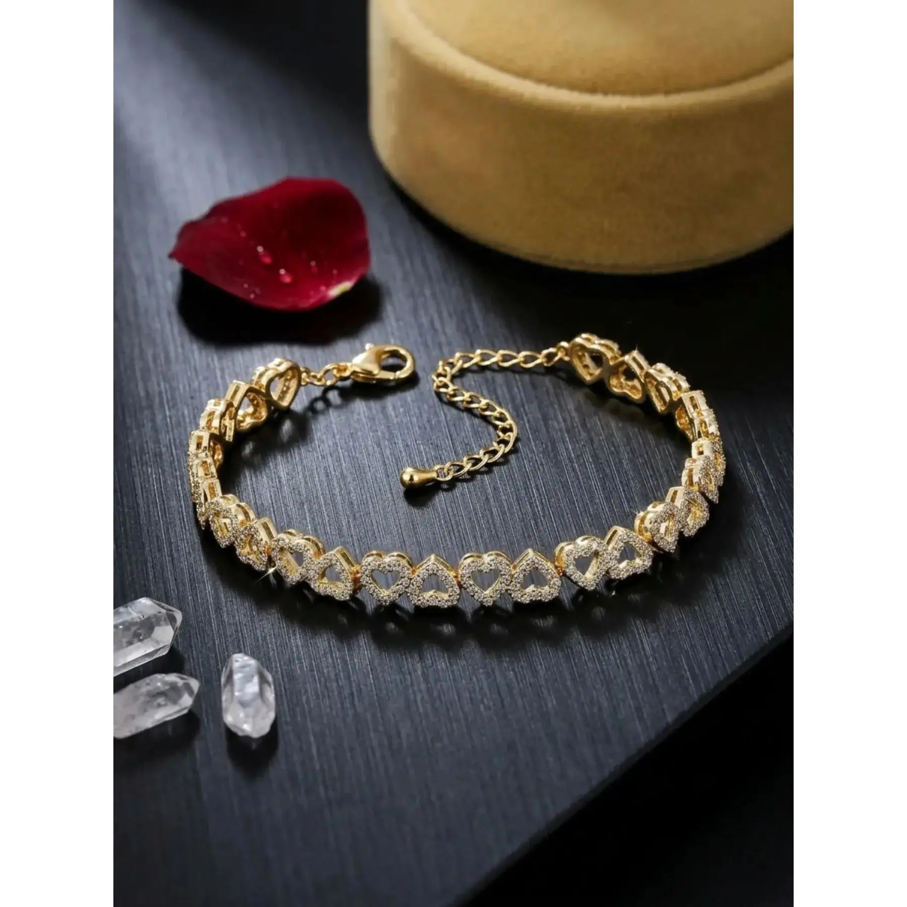 Heart-shaped bracelet adorned with artificial diamonds, Rhinestone bangle bracelet, a sparkling accessory for parties and everyday wear, perfect as a birthday or Mother's Day gift, Fashionable Bracelet Style