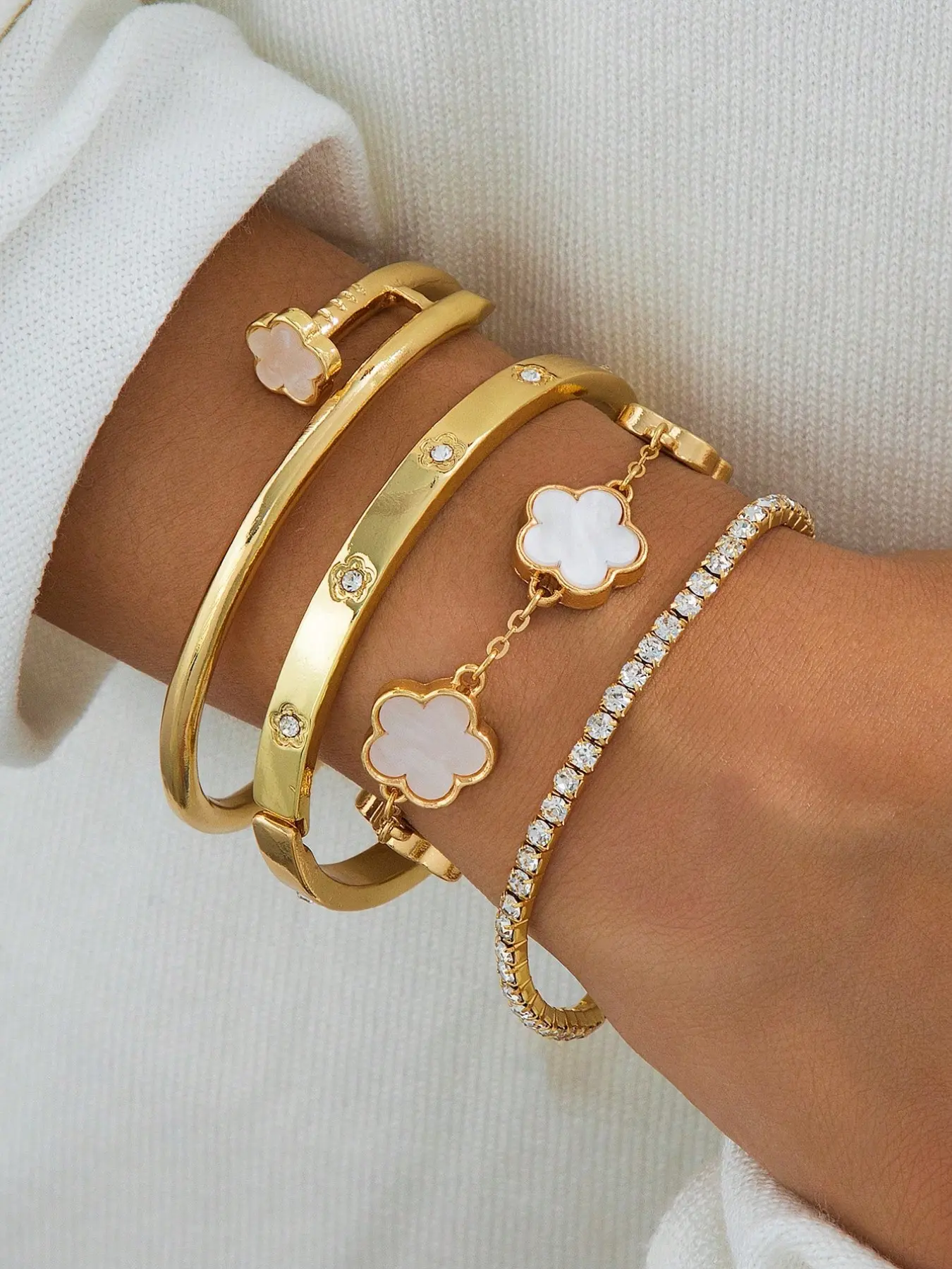 Elegant Five-Leaf Clover Bracelet Combination Set for Women, Matching Bracelets, Bracelets Stack, Luxurious Light Luxury Jewelry, Sparkling Glow, Sweet Design, 4 Pieces