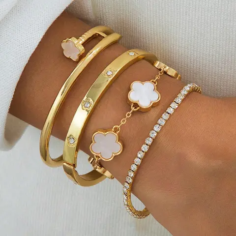Elegant Five-Leaf Clover Bracelet Combination Set for Women, Bracelet Sets, Matching Bracelets, Bracelets Stack, Luxurious Light Luxury Jewelry, Sparkling Glow, Sweet Design, 4 Pieces
