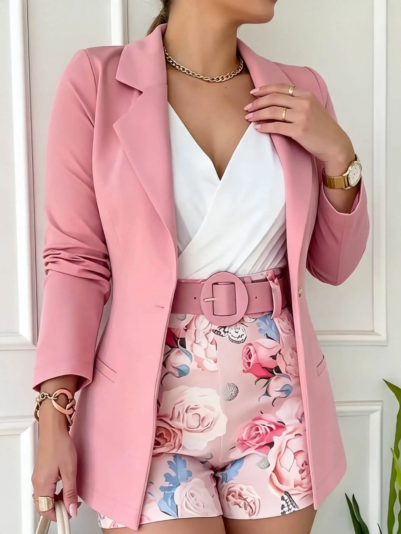 It is a female fashion, elegant, intellectual, light, familiar French style, famous lady style suit jacket with slim design, suitable for autumn and winter, sisters' dinner, light business and social occasions, and daily commuting wear.