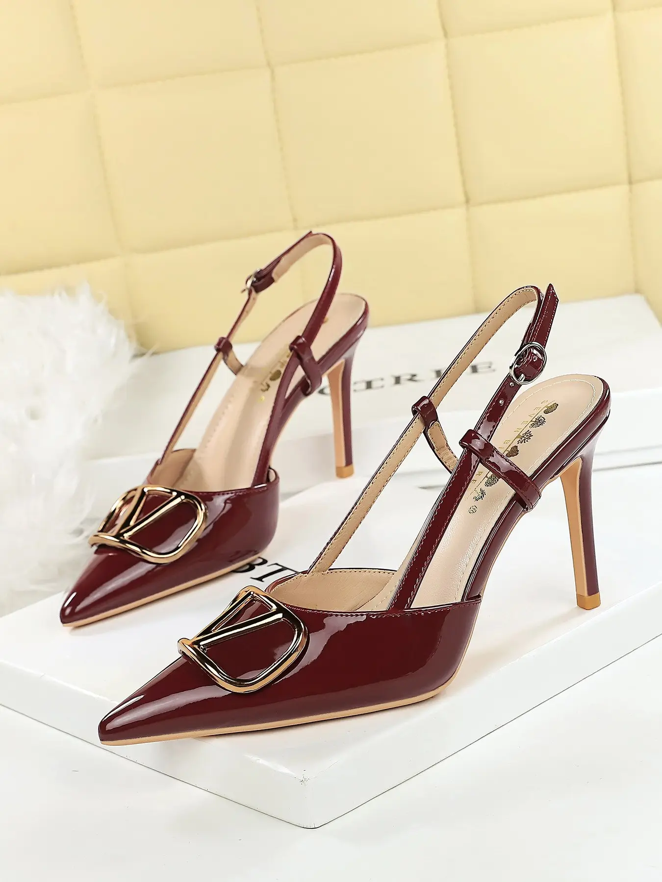 312-Kj117 European Style Metal V Buckle Decorative Pointed Toe Sexy Strap Hollow Out Thin Heel Fashion Women's Shoes Buckle Sandals