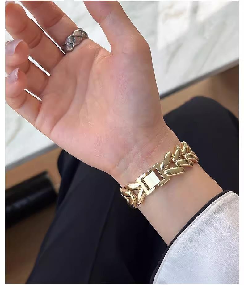 Premium Metal Apple Watch Strap, Luxury Fashion Replacement Band Compatible with Apple Watch Series, High-End Smart Watch Accessory