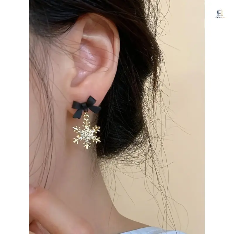 Women's Red Gold Snowflake Dangle Earrings - 1 Pair Cute Drop Studs, Flower Shape Sparkling Jewelry, Versatile All-Match Ear Accessories for Daily Outfits, Christmas Holiday Gifts & Birthday Gifting