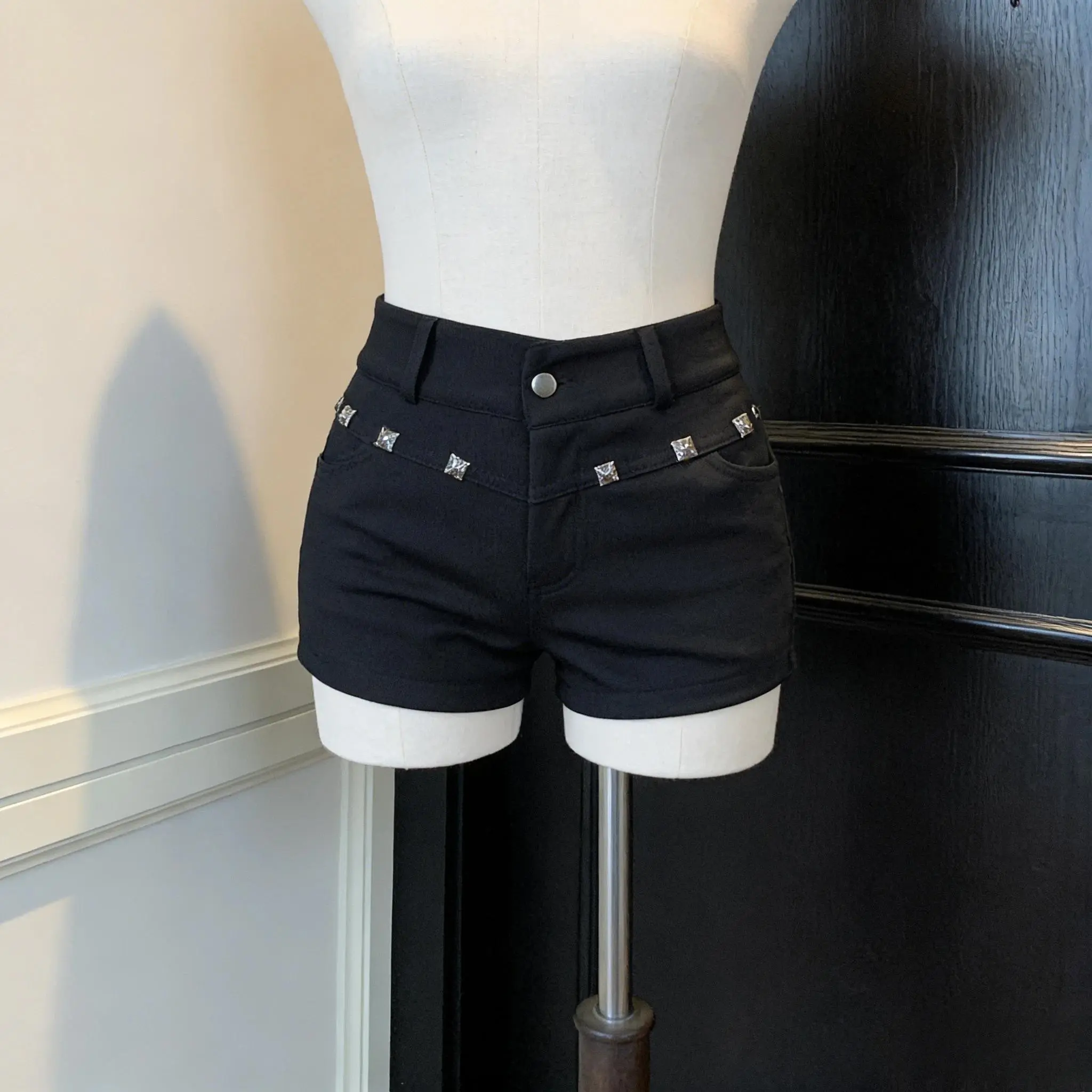 Y2K Gothic Punk White Denim Shorts Women High Waist Rivet Hot Pants Summer Streetwear Harajuku Vintage Casual Slim Fit 2000s New