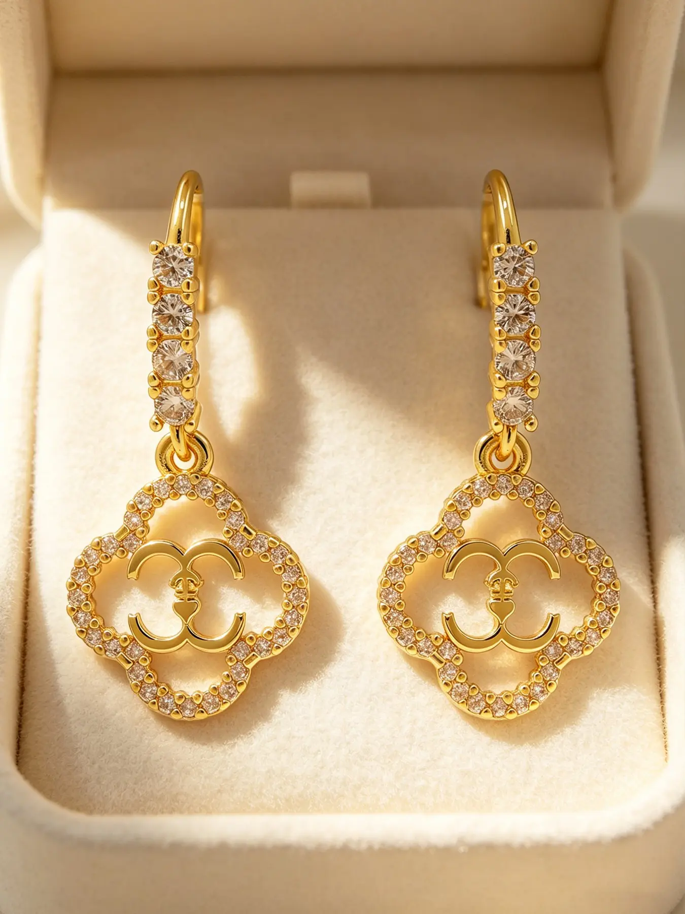 1 Pair Fashion Clear Zircon Four-leaf Clover Earrings, 18K Gold Plated Copper Double C Logo Earrings, Trendy Charm Drop Earrings for Daily/Party Earrings Jewelry
