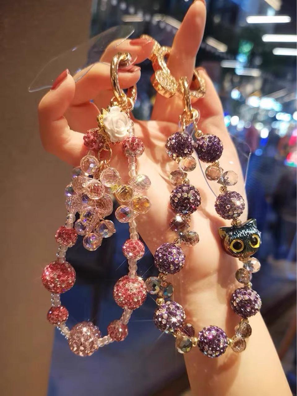 Luxurious and high-end sparkling crystal phone chain, fashionable cartoon phone lanyard, short wrist pendant, hand-held hanging chain