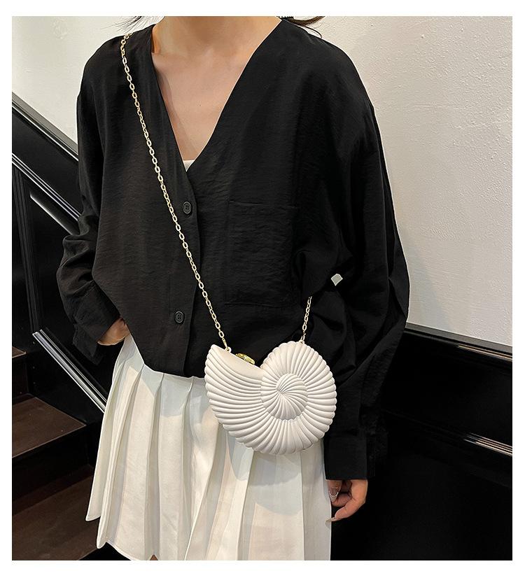 Personalized Conch Shell-Inspired Women's Crossbody Clutch Bag Y2K Summer Chain Mini Shoulder Bag Coastal Beach Vacation Evening Dinner Handbag Unique Sculptural Seashell Envelope Purse Lightweight Versatile Party Wedding Gift