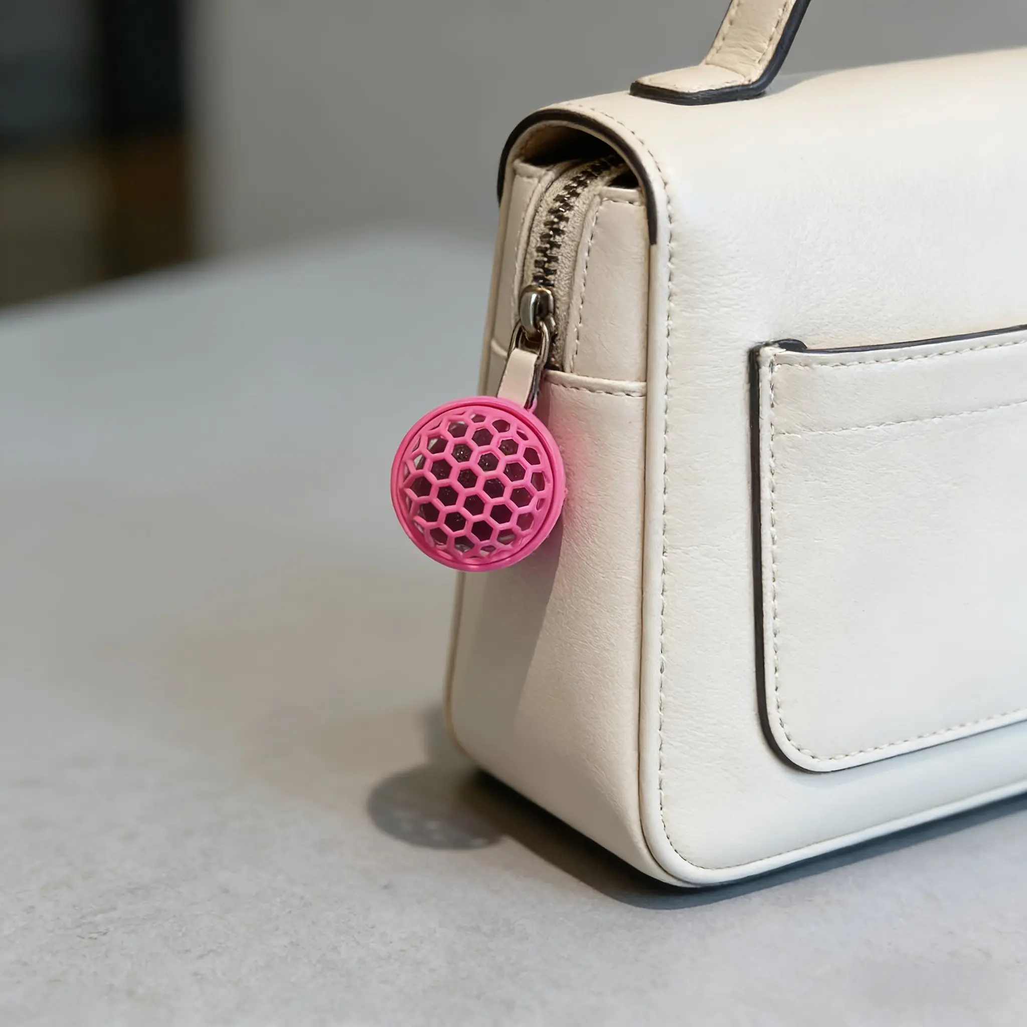 1PCS Reusable Dust Removal Cleaning Balls, Lint & Dust Absorber for Handbags, Closets & Household Cleaning, Household Items, Home Goods