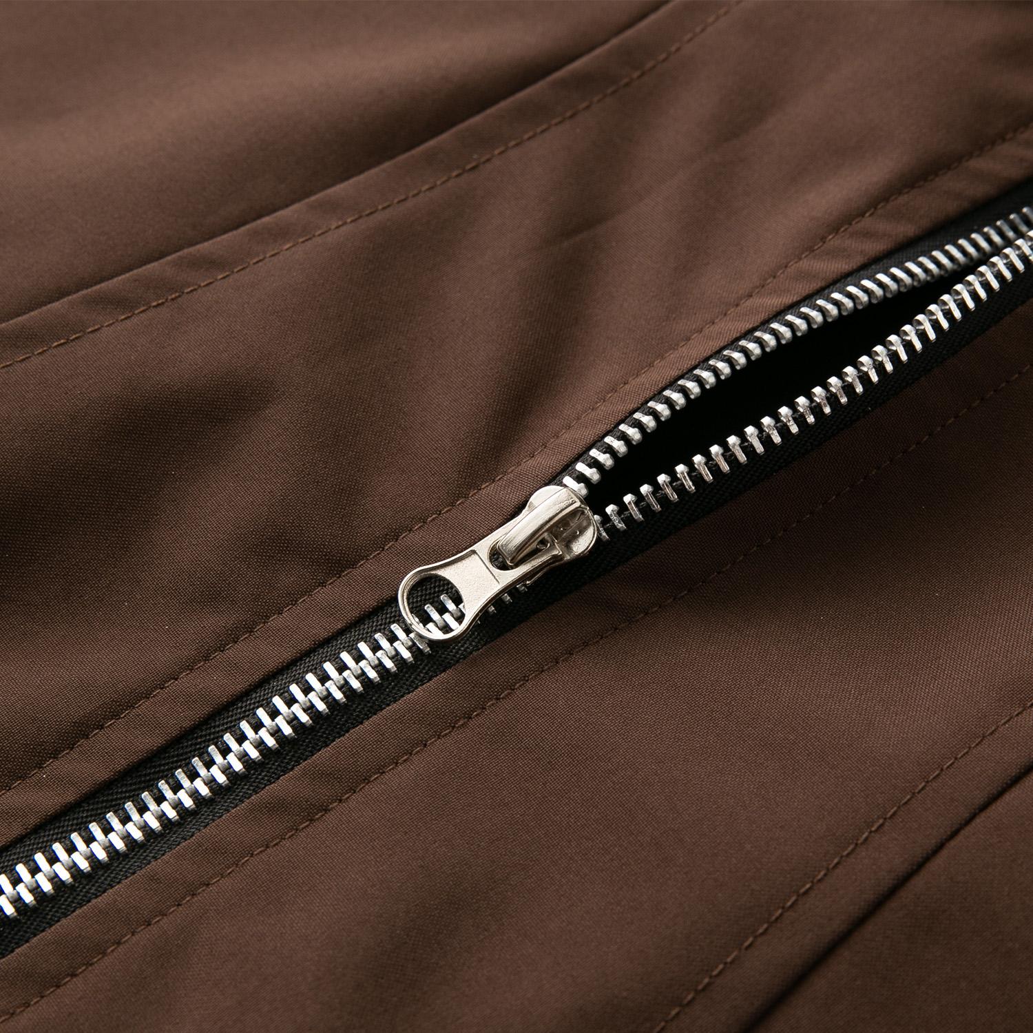 Men’s vintage-style brown work jacket made from durable woven fabric with neat stitching, featuring a classic stand collar and a clean silhouette that enhances a refined look-ideal for dates, office casual wear, and urban strolls.