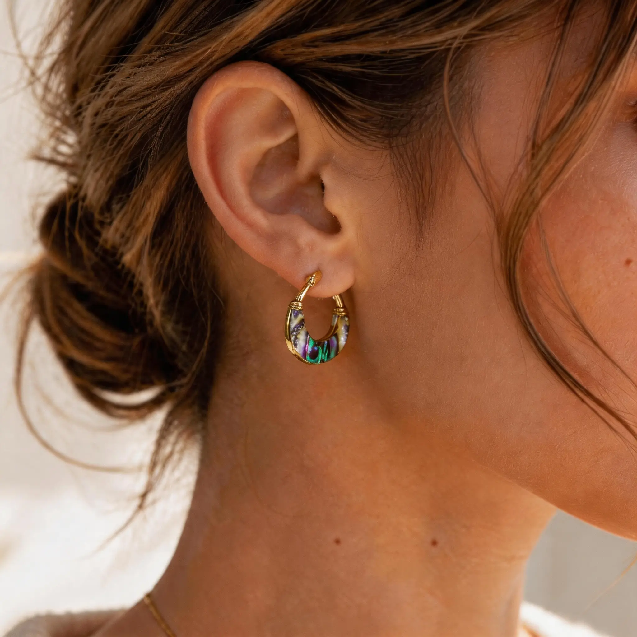 Women's 2cm Gold Concise Plain Copper Alloy Abalone Seashell Huggie Small Hoops Earrings - Iridescent Ocean Charm, Lightweight Dainty Costume Jewelry, Affordable Gold Aesthetic Coastal Gift for Women, Colorful Resort Wear Earrings