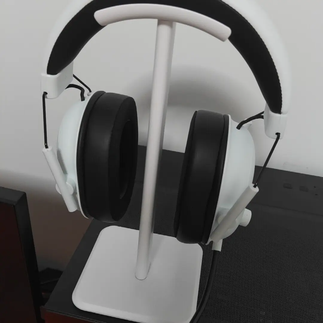 Minimalist Single Rod Earphone Stand, Matte Finish Style, Stable Anti-Slip Base, Arc Design for Comfort, Ideal for Gamers and Office Use