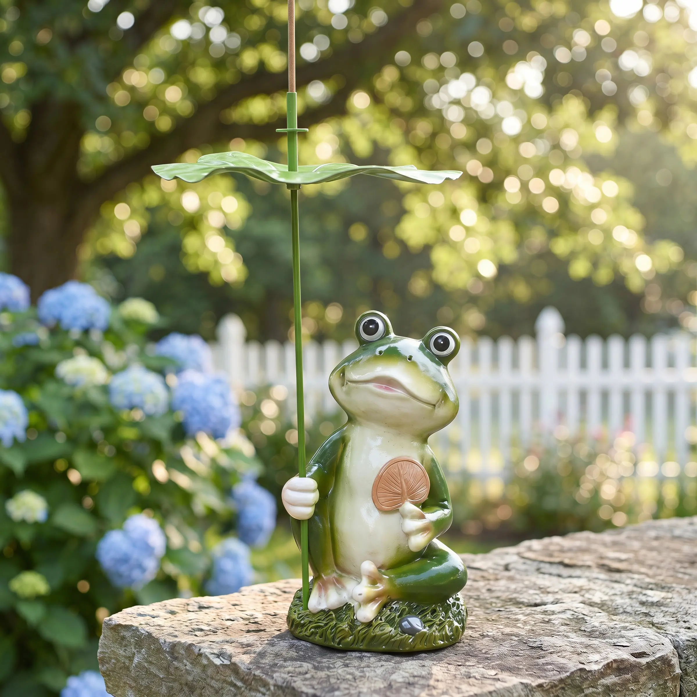 Frog Mosquito Coil Holder with Lotus Leaf Cover, Hand-Painted Resin Frog Statue, Outdoor Waterproof Incense Burner, Garden Bug Repellent, Ideal Gift for Patio Yard