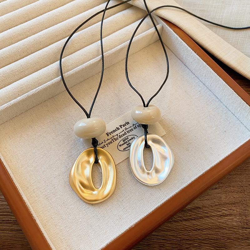 Korean InS-style simple irregular circle pendant long necklace, a niche design for women, versatile sweater chain necklace