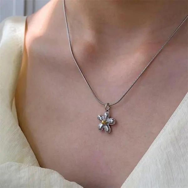 Minimalist Silver Five Petal Flower Pendant Necklace Thin Snake Chain Dainty Daisy Charm Necklaces for Women Daily Elegant Fashion  Gift men