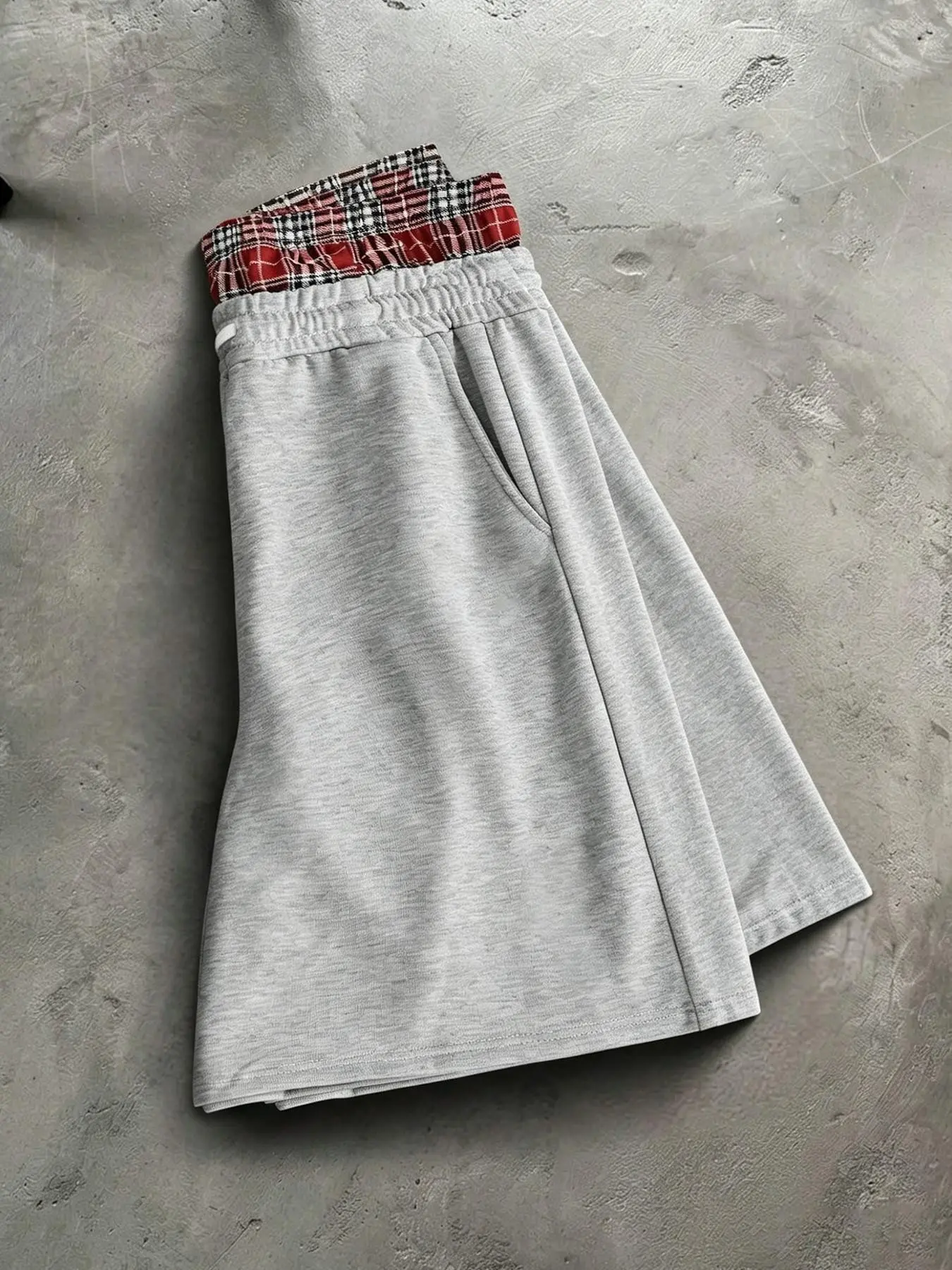 These men's casual drawstring shorts are loose and simple, making them perfect for summer wear.