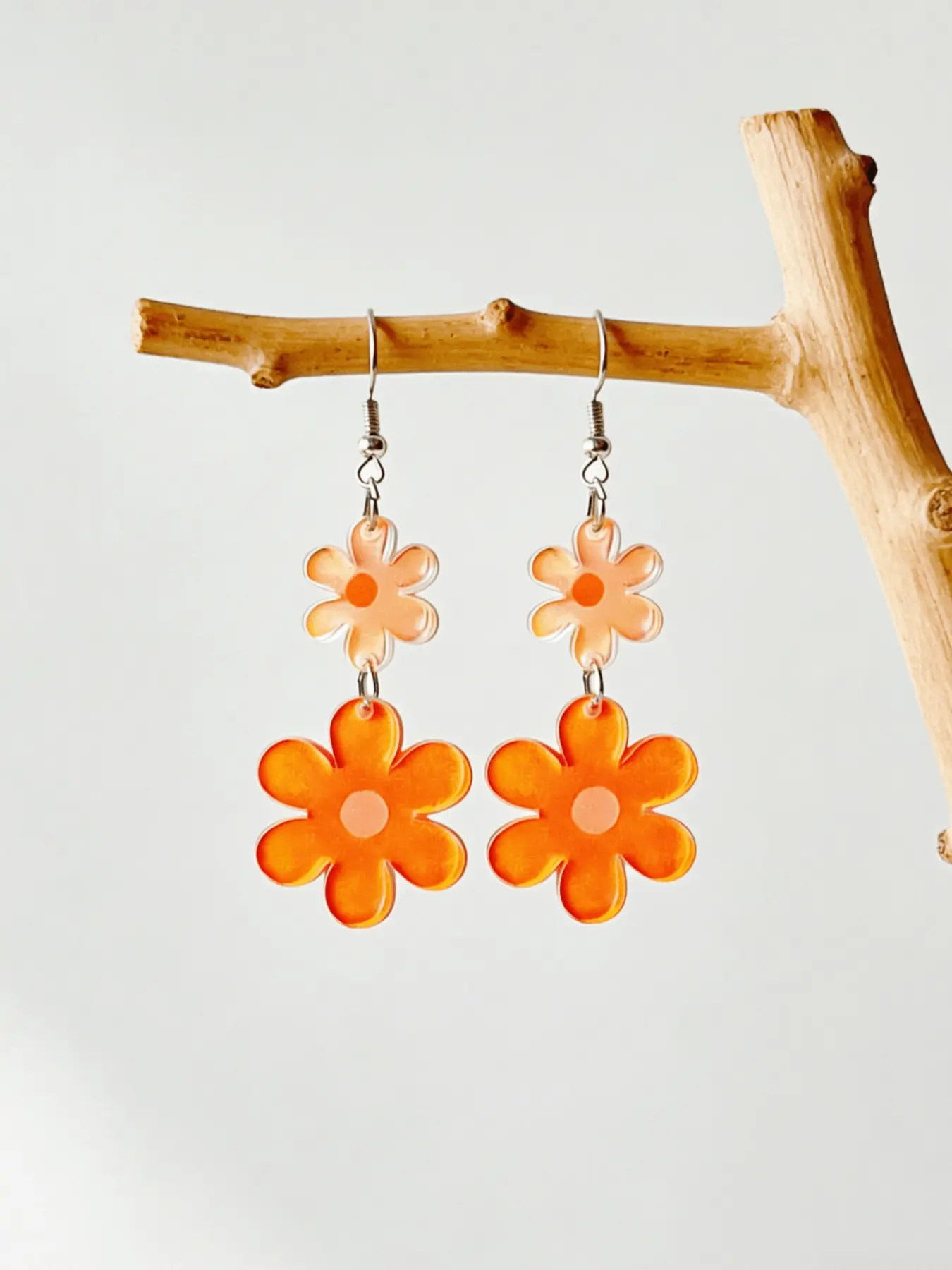 AEONBLULI Trendy Orange Acrylic Daisy Drop Earrings for Women, 70s Groovy Double Flower Dangle Earrings, Summer Vacation Birthday Gift