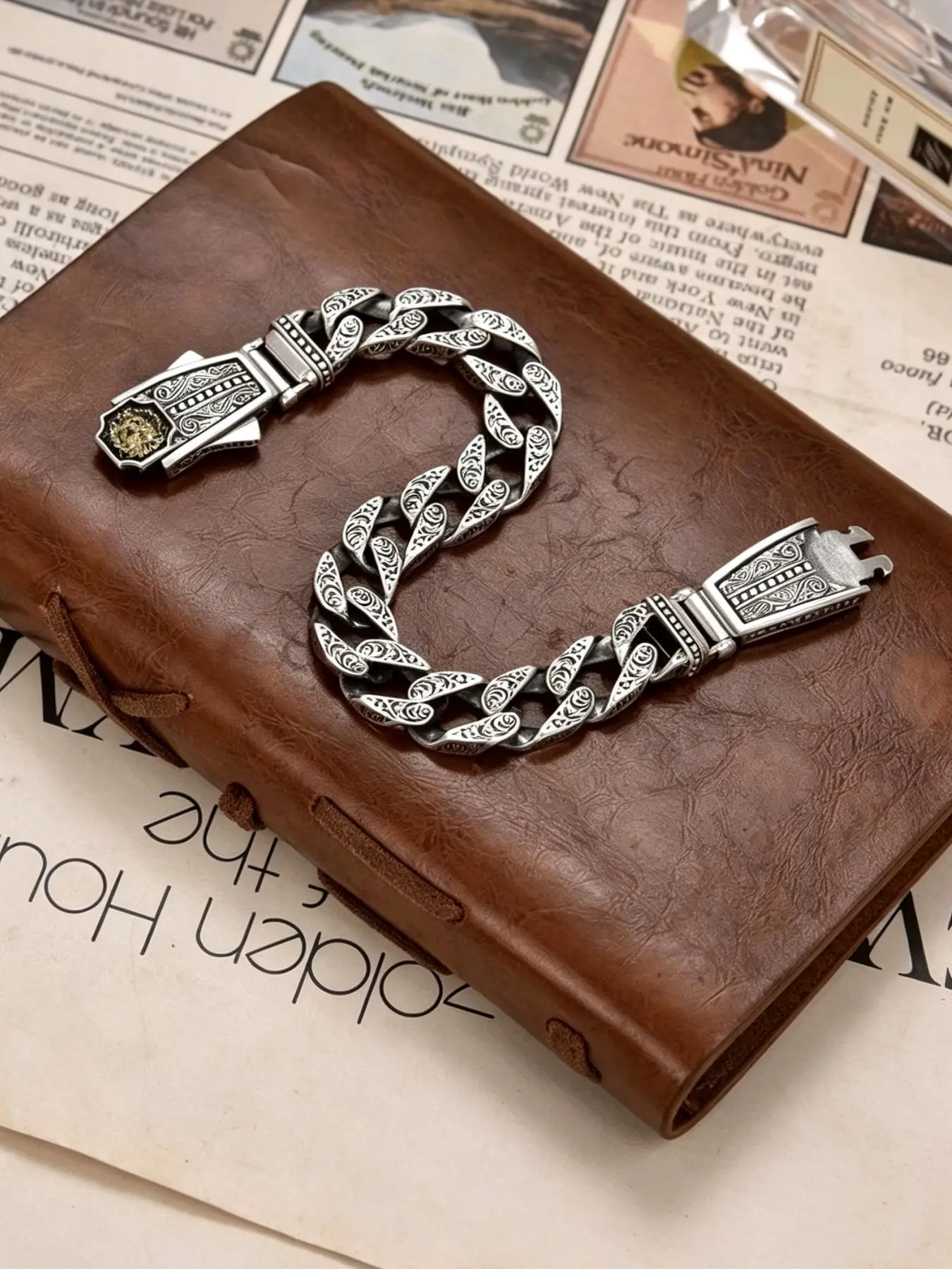 1 piece of the latest trendy motorcycle-style fierce lion hand chain. This is a unique punk trend fashion item for a wild and tough guy. It is a punk-style retro stainless steel men's hand chain. It is fashionable jewelry, an elegant party accessory,
