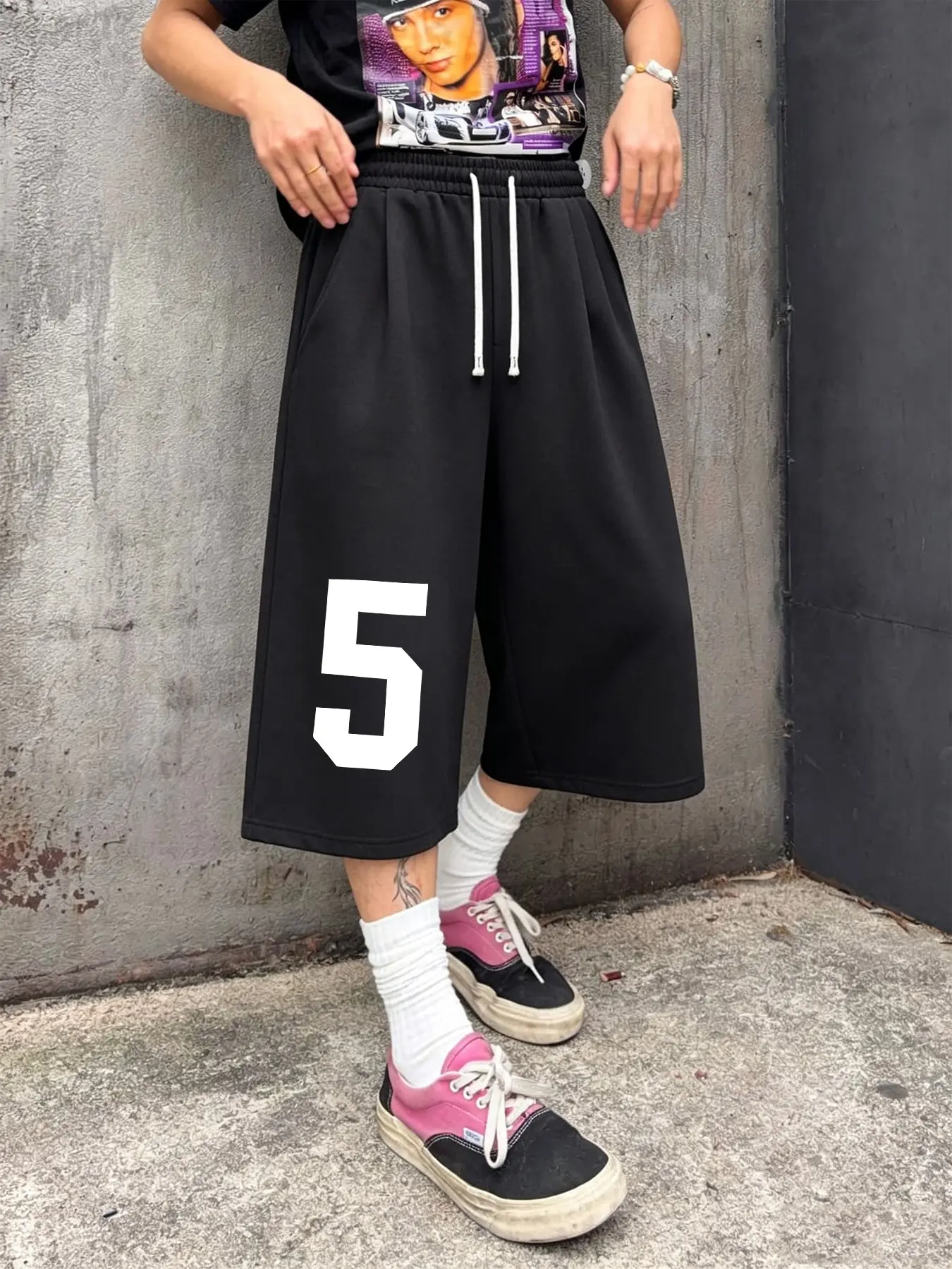 Men's Black Number 5 Printed Cropped Sweatpants, Y2K Street Style Drawstring Oversized Loose Wide-Leg Cropped Shorts, Suitable for Skateboarding and Everyday Casual Wear.